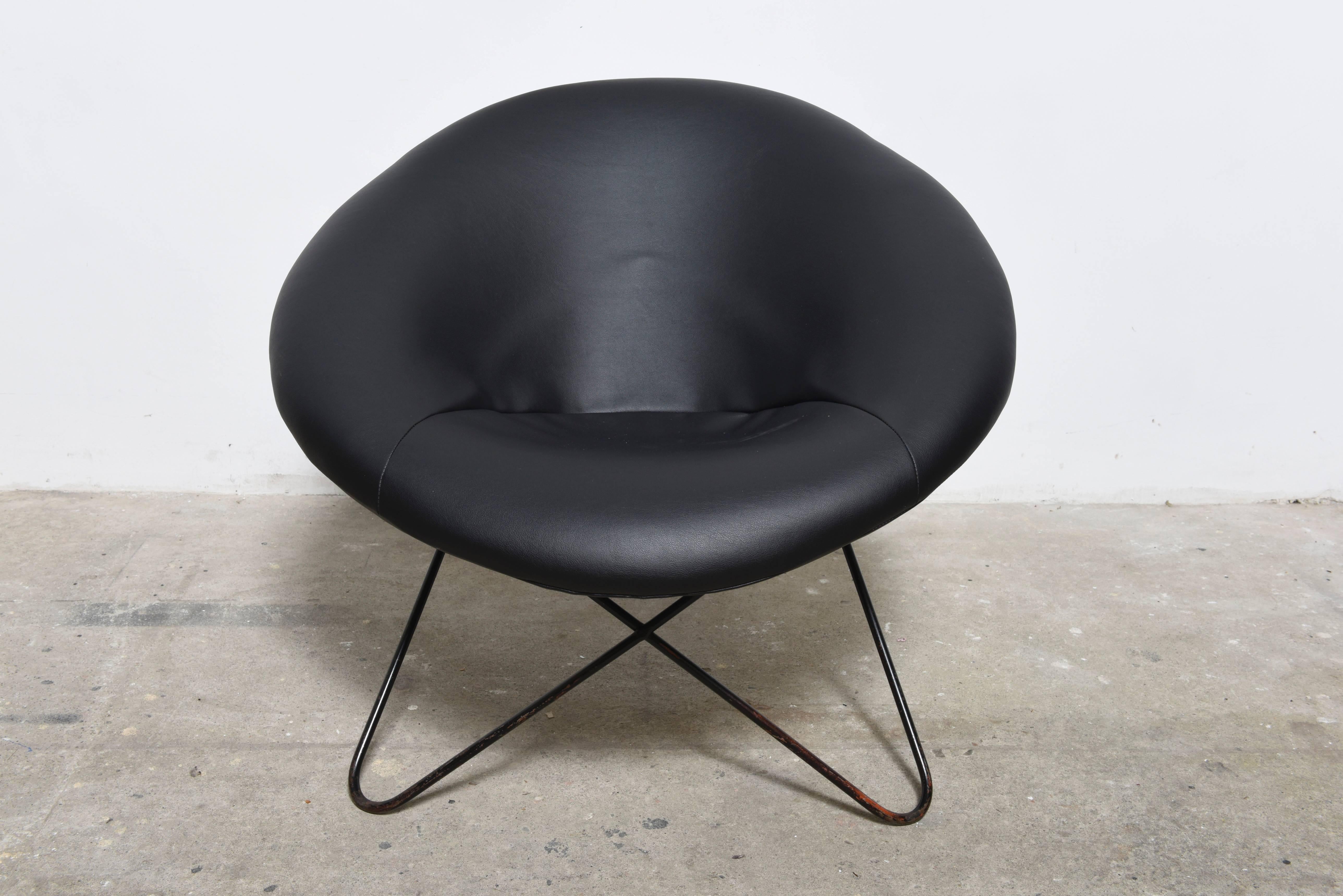 This pair of circle lounge chairs was designed by Jean Royère and produced in France during the 1950s.
 
The chairs feature a sleek hairpin wrought iron frames and a circle seating new upholstered. 
Both chairs are in a very good vintage