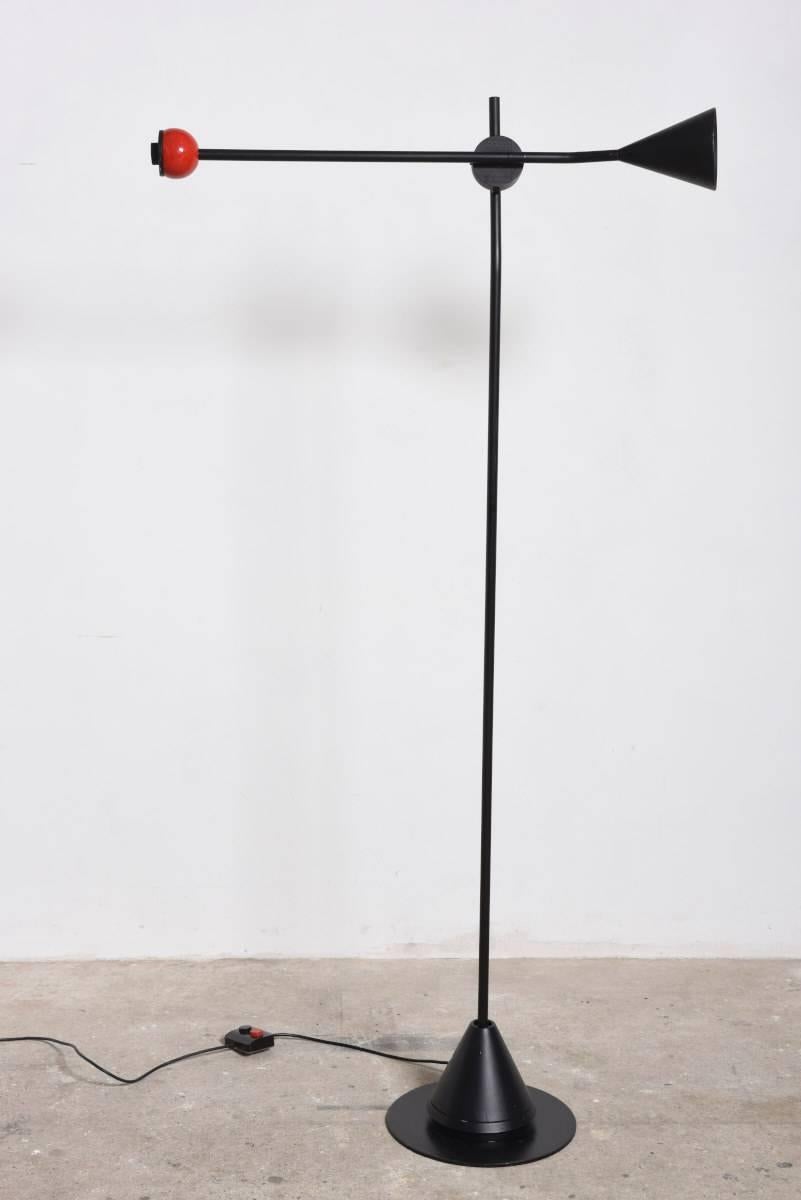 Very nice and multifunctional floor lamp by Ernesto Gismondi for Artemide, 1985.
This floor lamp is beautiful in its simplicity and has an adjustable arm to move in any position from horizontal to vertical, one shade for atmospheric lighting the