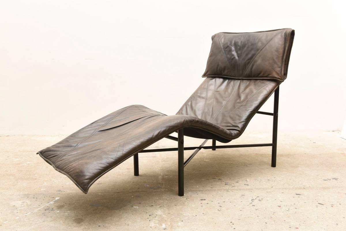 Elegant and sophisticated tubular lounge chair. 
The grey saddle leather pad is supported by canvas. 
Bauhaus influence.
 