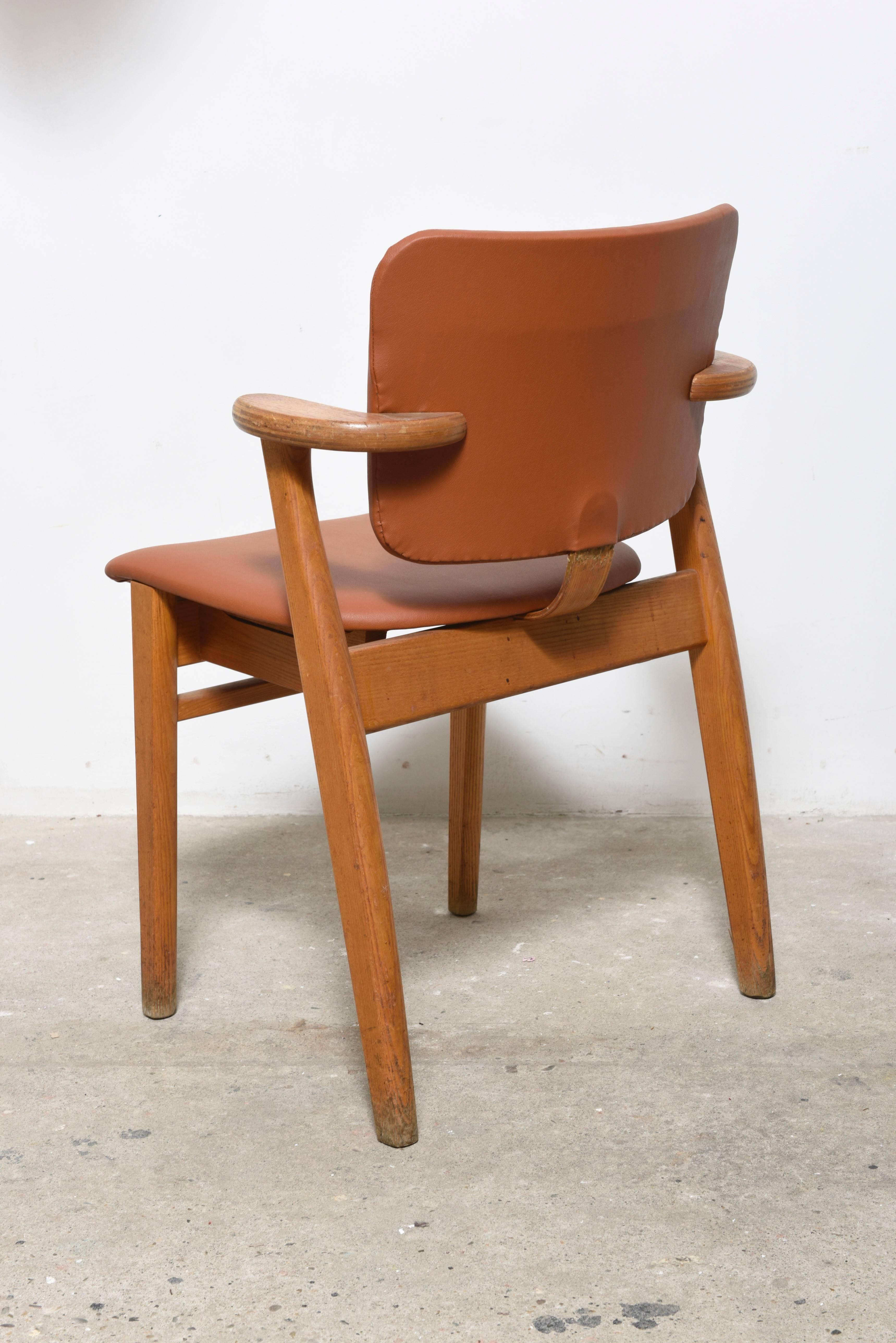 Ensemble de trois fauteuils Domus d'Ilmari Tapiovaara, Finlande Excellent état - En vente à Antwerp, BE