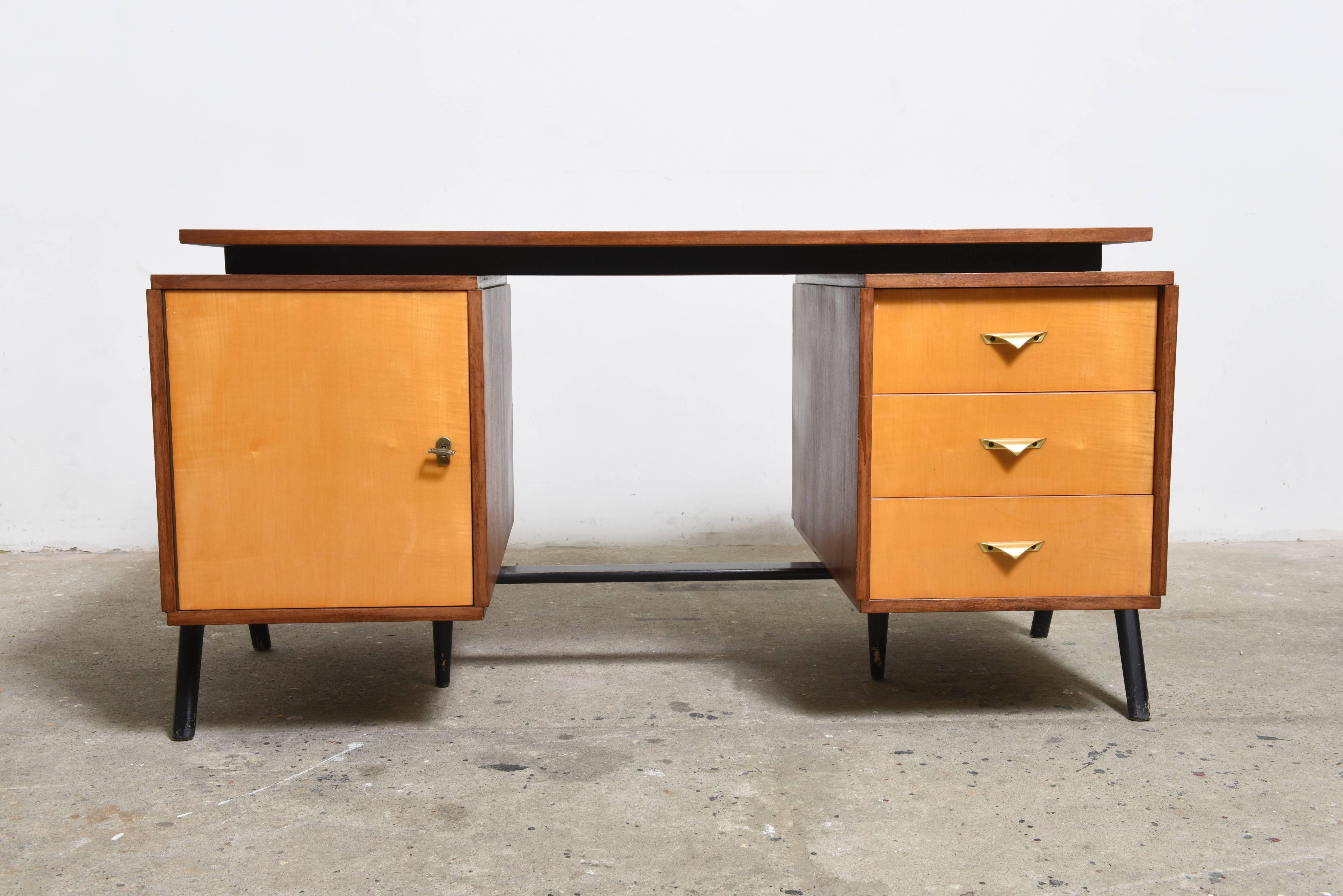 Designed by the Belgian designer Alfred Hendrickx for the manufacturer Belform, period 1950s.
Conducted in bubinga-wood stained black chassis.
With three sliding drawers with stylish brass handles, door with original key, other side of the desk