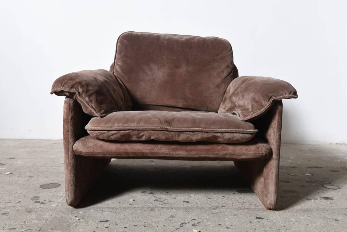 A pair very luxurious soft lounge chairs that envelops you in brown brushed leather, designed by Cassina in 1971. 

Original lounge chairs with a wooden base with metal structures and suede upholstery in good condition.