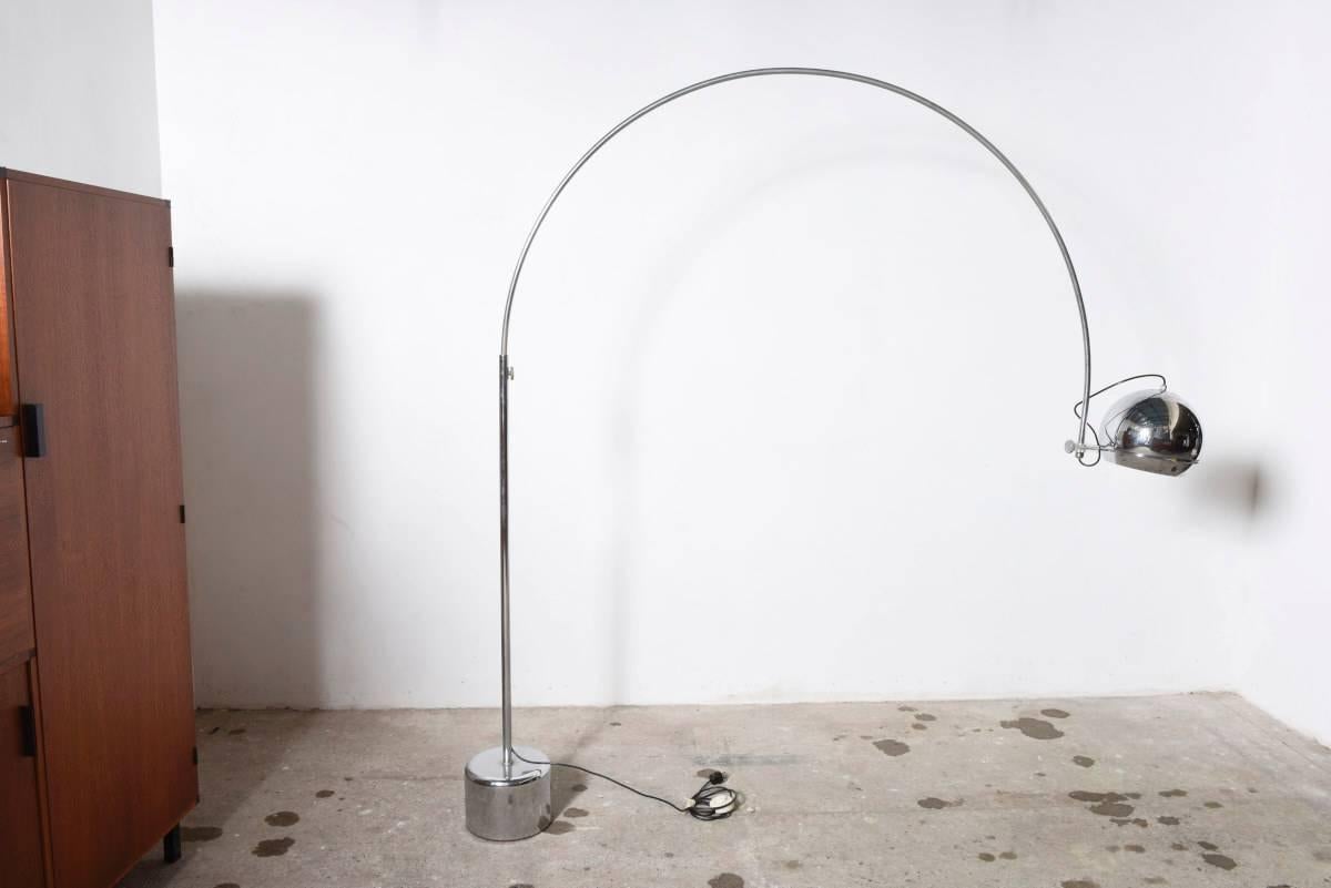 Nice arc floor lamp from Gepo, Amsterdam, designed in the 1960s.
Chromed metal stand, chromed metal bowl shade and a heavy chrome metal base.
The lamp is adjustable in height and 360 degrees rotatable.
The shade turn around in the holder for direct