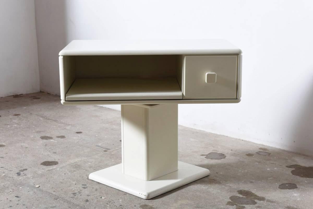 1970s modernist and stylish white lacquered wood adjustable display, vanity, console designed by Kazuhide Takahama, Gavina. 

Original from the seventies in very good condition.


  
