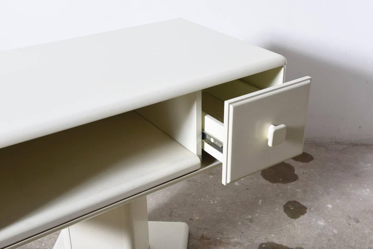 Adjustable White Counter Display, Vanity Table, Made in Italy In Excellent Condition In Antwerp, BE