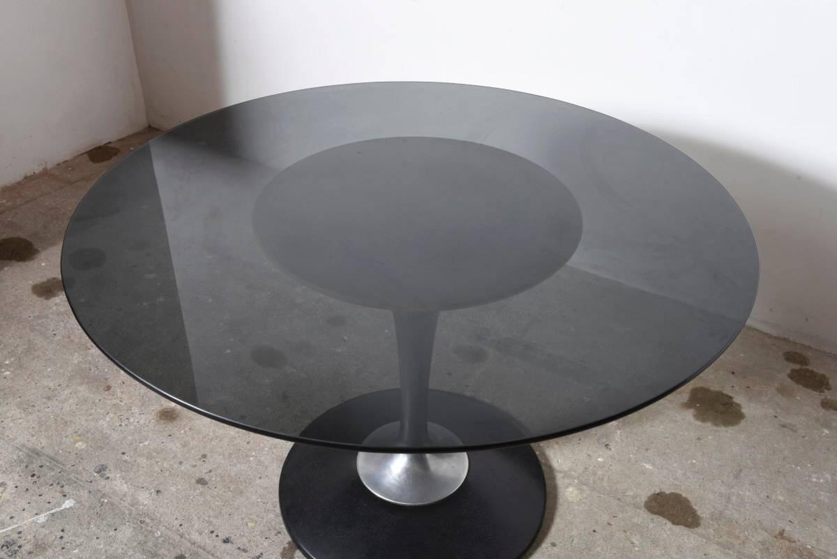 1970s Chrome Tulip and Glass Round Dining Table, Italy In Excellent Condition In Antwerp, BE