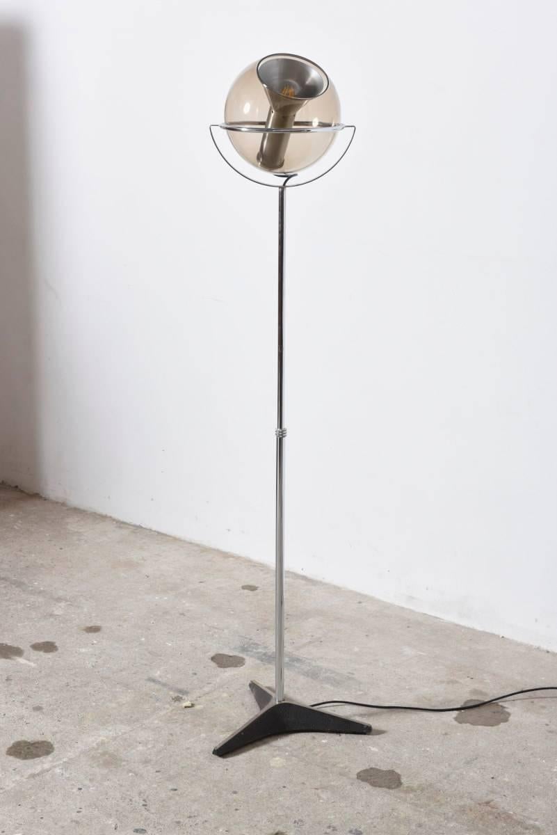 RAAK glass globe floor lamp (Globe 2000), produced by RAAK Amsterdam, 1960s glass fume globe supported by a chrome structure on adjustable stem and black painted base.