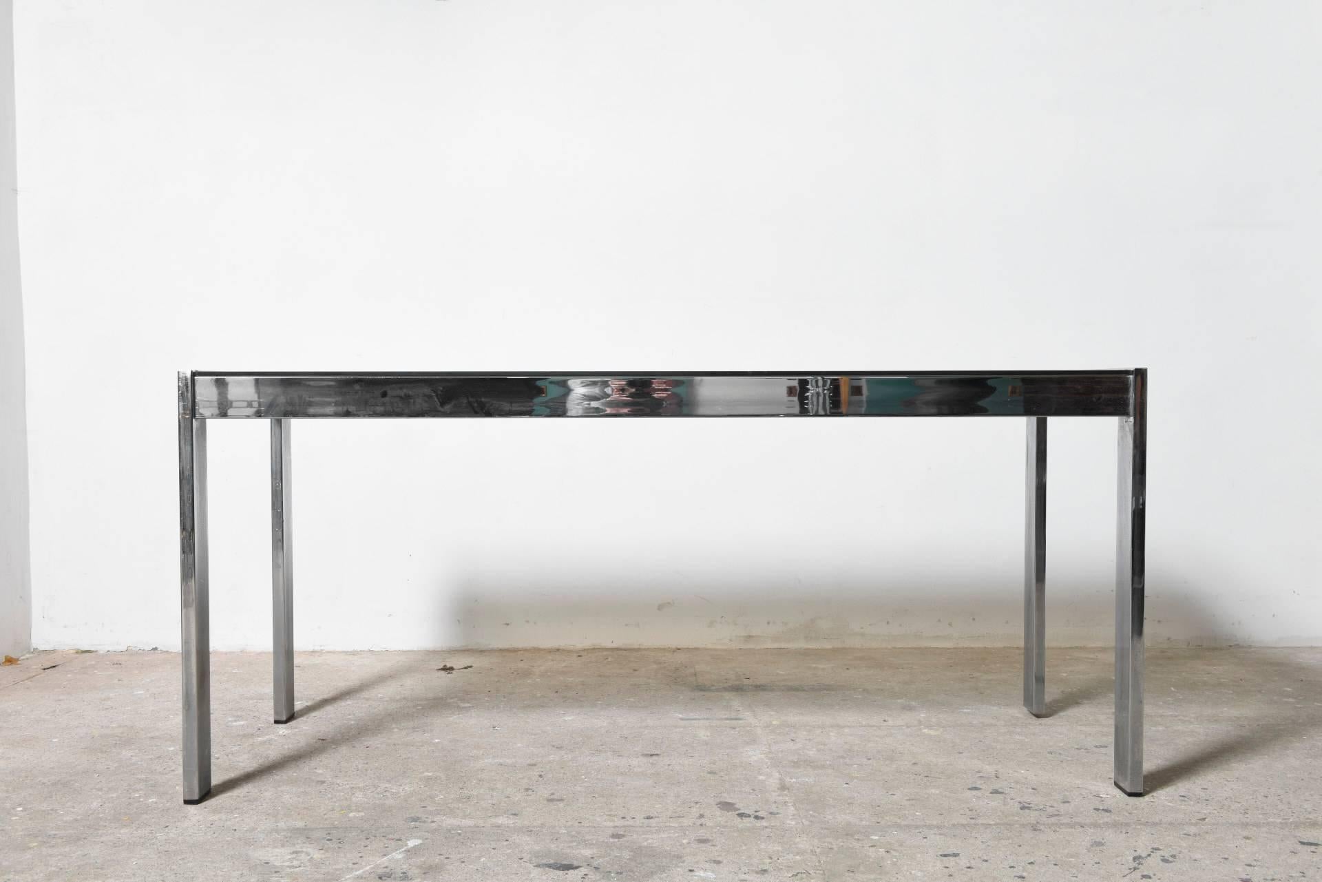 A sleek chrome framed console, table created by Belgo Chrome.
The top has an inset smoked glass which is in excellent condition.

The chrome is bright and shiny.