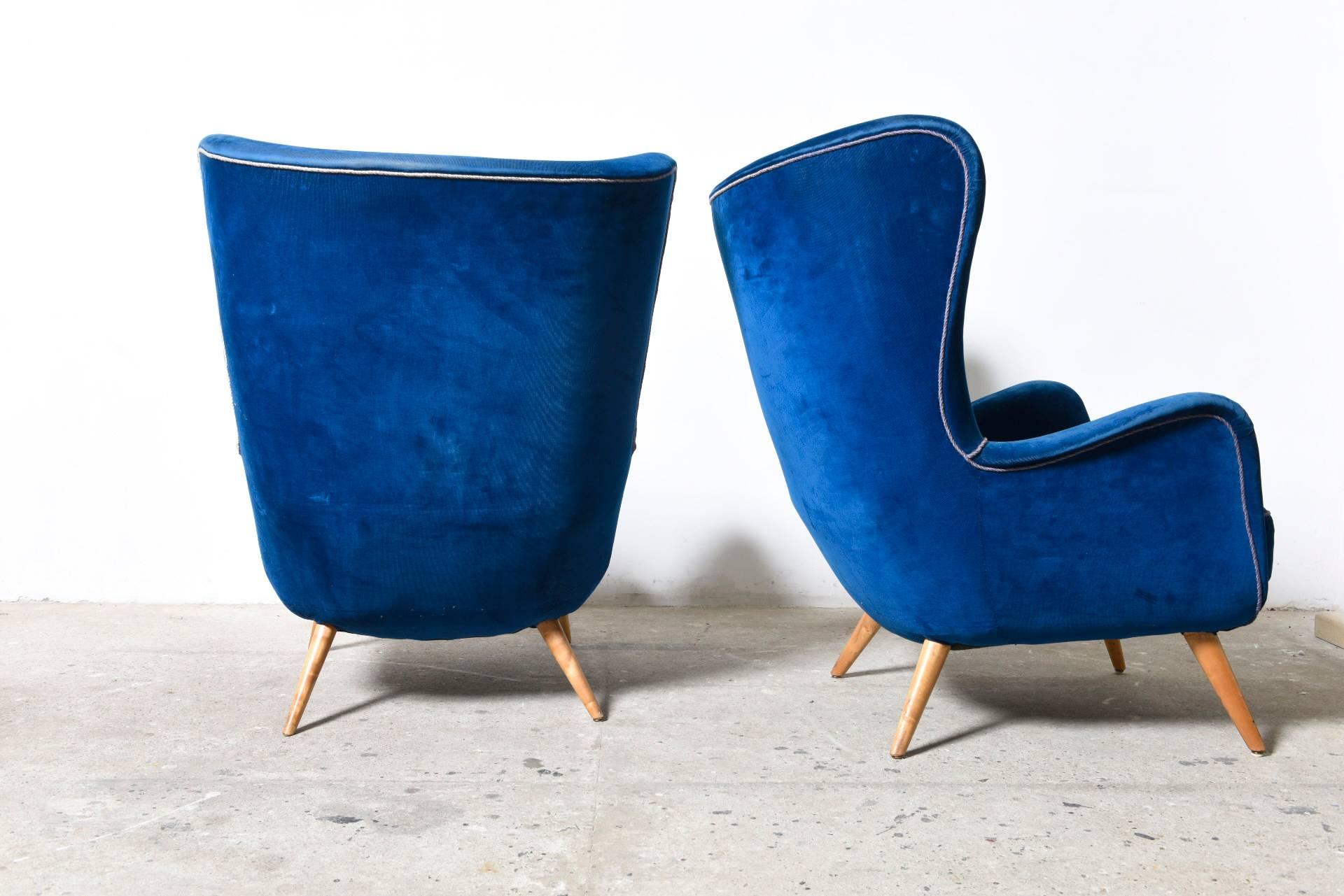 Set of two Large Italian Blue Velvet Wing Back Easy Chair, by Melchiorre Bega In Good Condition In Antwerp, BE