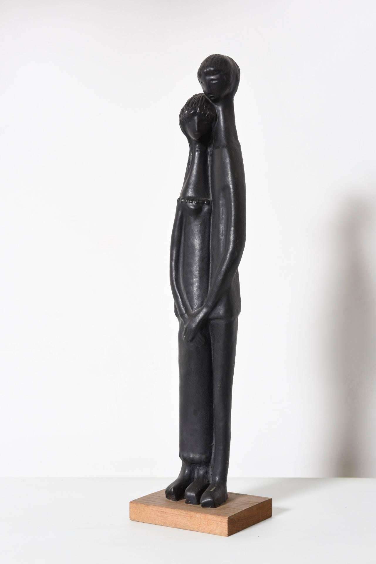 Large sculpture of a young man and young women in black glazed ceramic on a wooden base created by Elie van Damme for Amphora.

 Perfect condition.
Mould formed, black metallic glaze.
Measures: Height ca 48 cm.

  