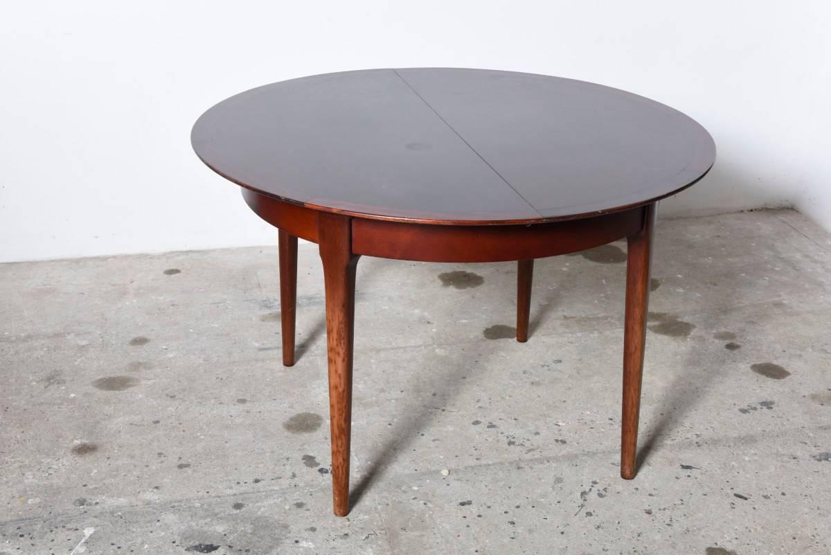 Beautiful rosewood refractory dining table by Arne Vodder for Sibast.
In good condition and fine finish, leaves store underneath table.
Table shows a beautiful side profile and exceptional edge detail. 

Dimension: Width 116 cm, extended tabletop