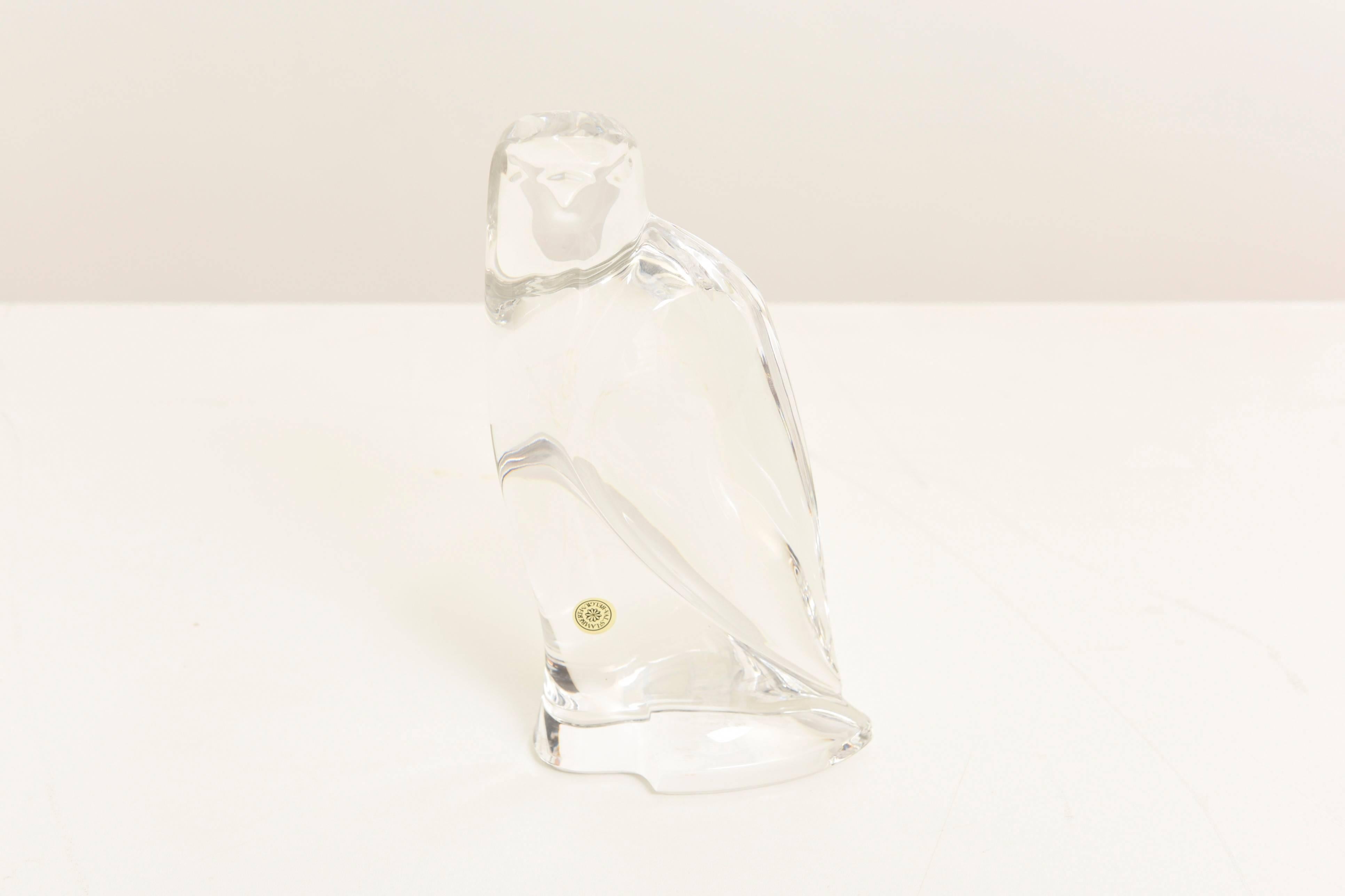 Sehr schöne Skulptur eines Falken aus Kristall, entworfen von Val St Lamber.

Mundgeblasen in einer Form und handgefertigt, sehr helle Lichtintensität.
Label mit dem alten Stempel von Val St. Lamber. 

Ein großartiges stilisiertes Tierstück zur