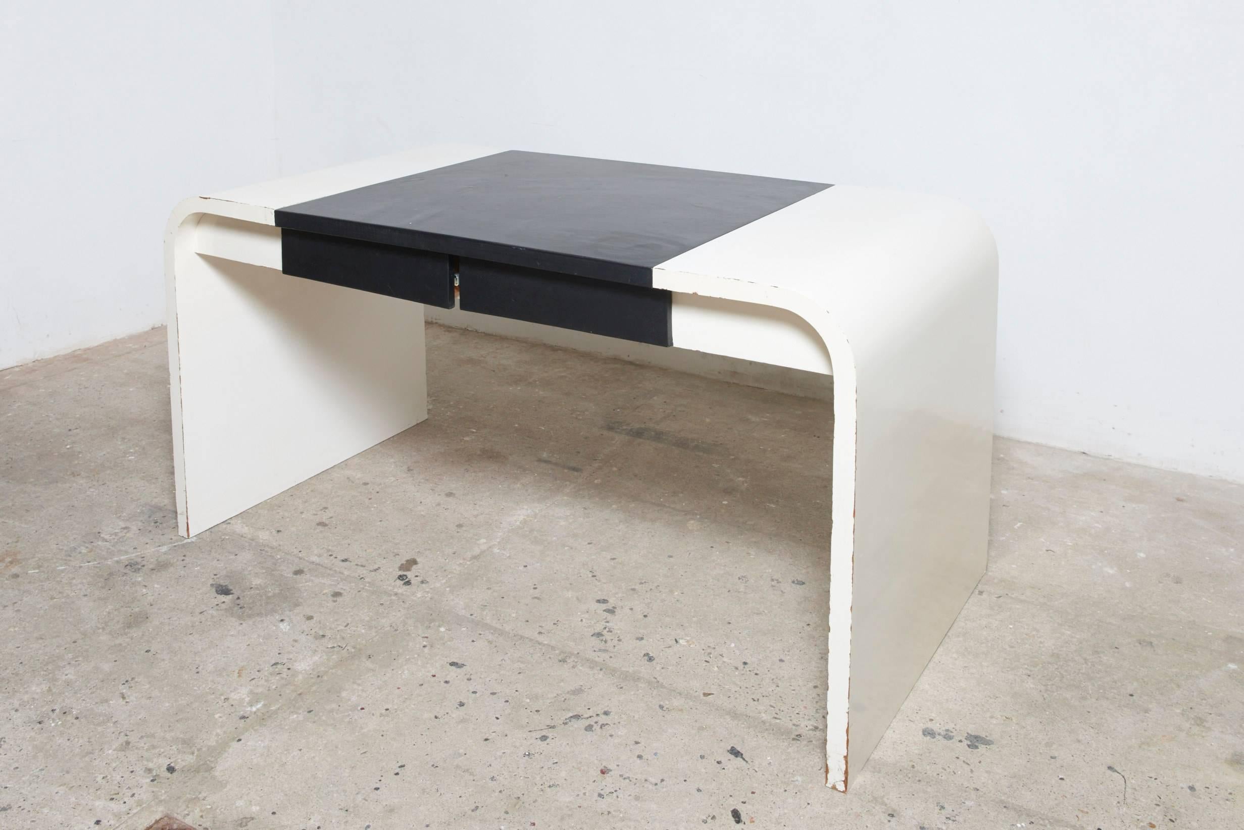 A Mid-Century Modern 1960s writing desk in wood and white satin lacquer and black leatherette top.