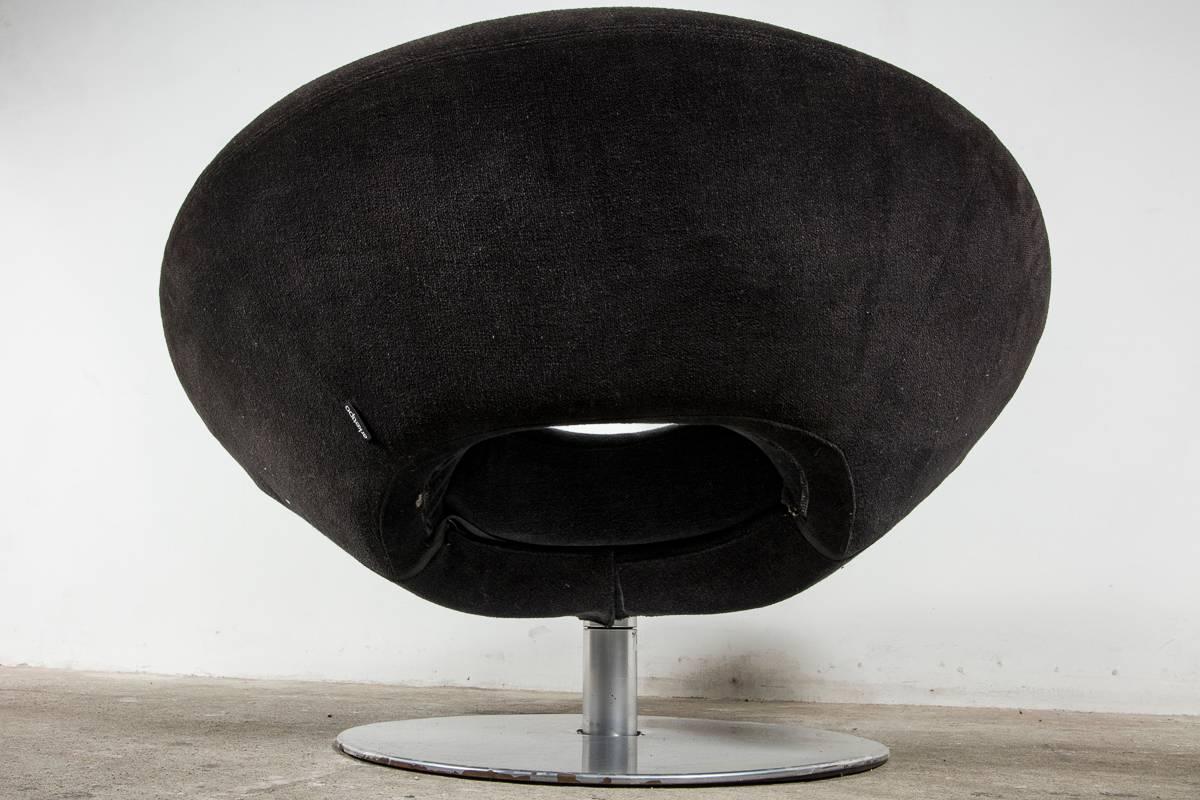 A moon swivel chair in black velvet manufactured by Arketipo, designed by M. Manzoni - R.Tapinassi in 2004, in Italy.
These chairs really captures your attention for your livingroom and your comfort.
These metal framed moulded polyurethane chairs