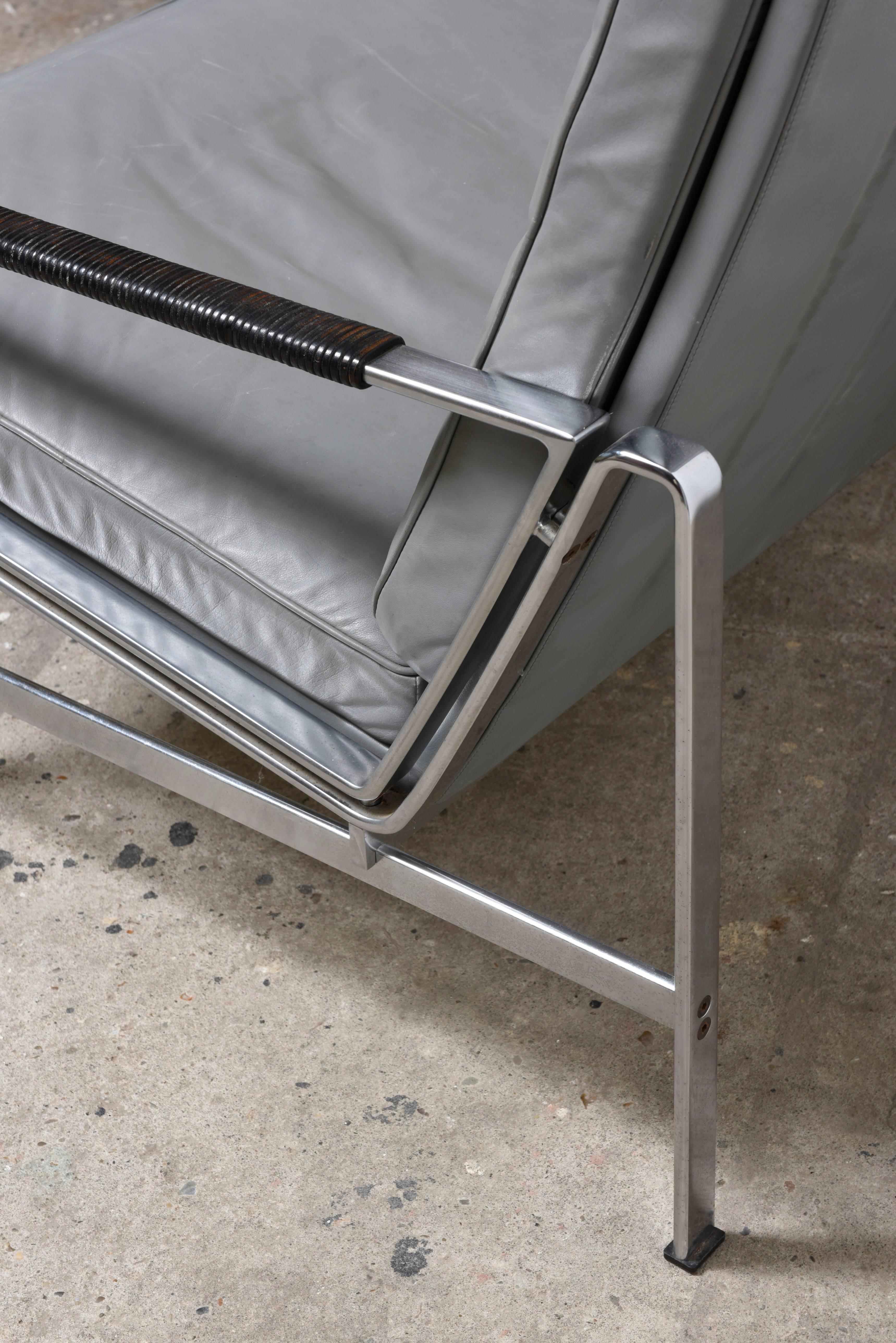 Pour être les classiques du modernisme du milieu du siècle, la chaise de salon se caractérise par des cadres exclusivement en acier avec des coussins libres en cuir gris éléphant et des accoudoirs enveloppés de cordon. 
Cette chaise longue FK 6720