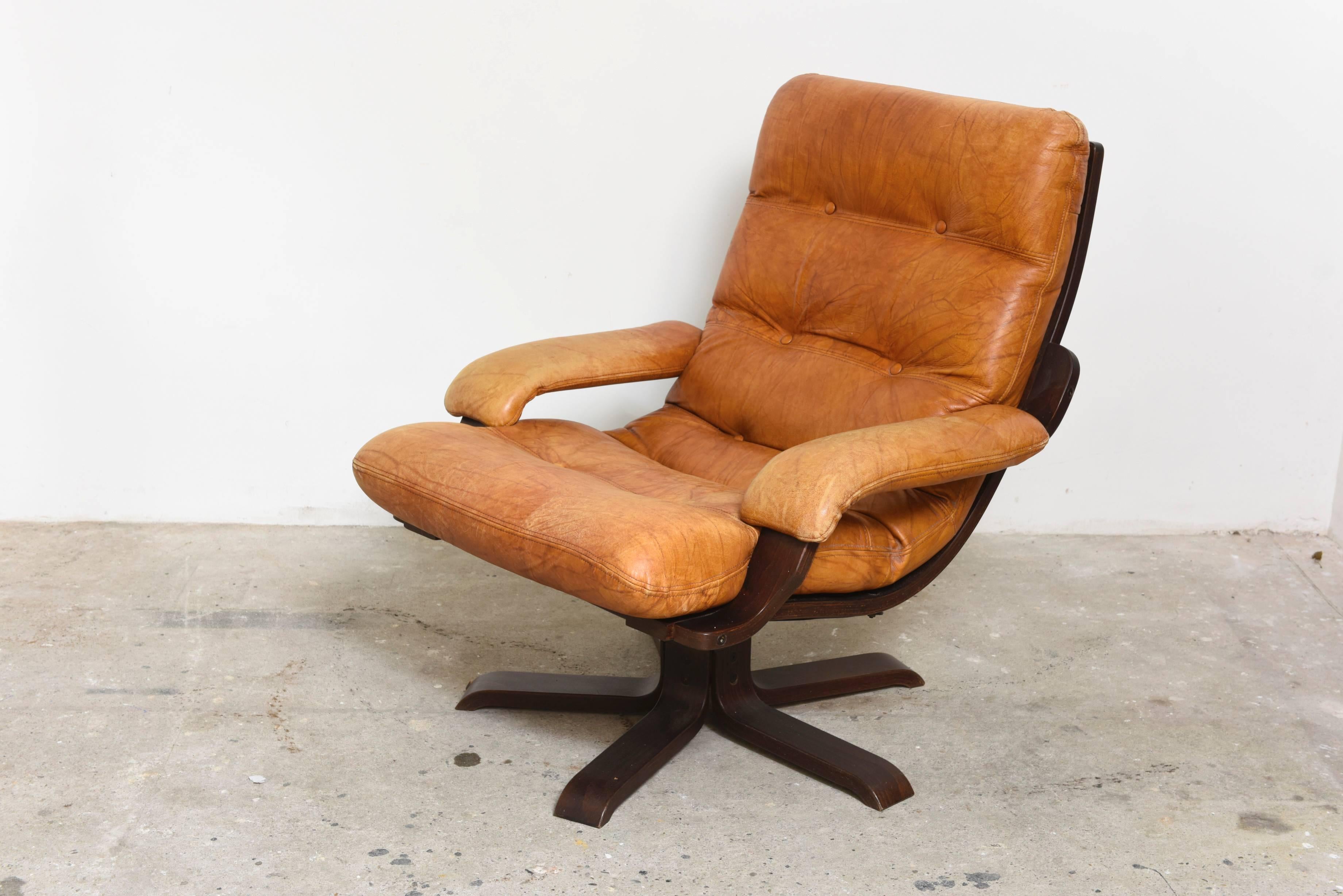 Elegant and light,bentwood lounge chair in cognac leather. Norway, Westnofa,1970.
