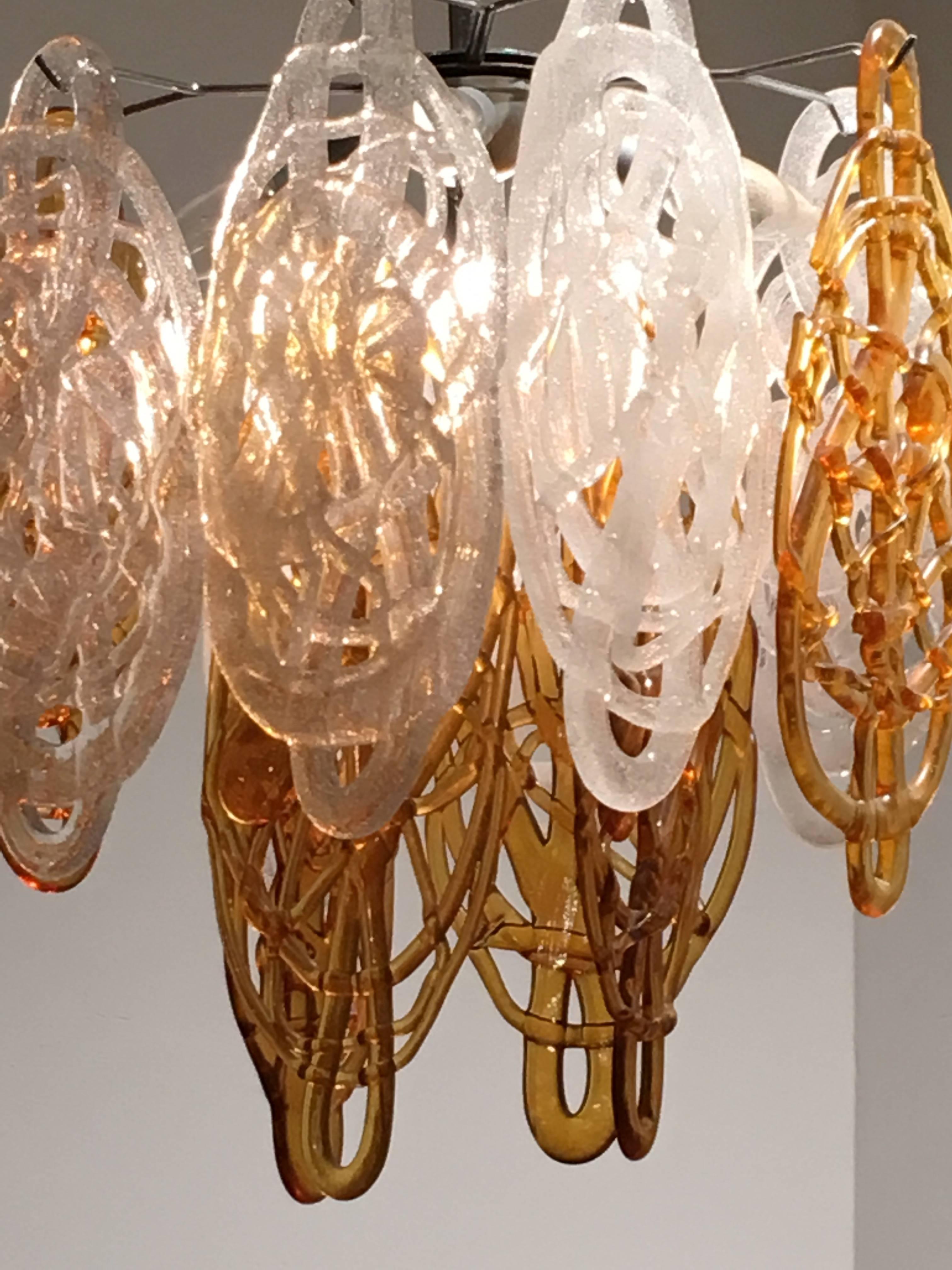 Beautiful atmospheric Vistosi chandelier with in Spaghetti style discs in mouth-blown glass threads, brown and opal.
Metal frame chromed with 12 glass discs, five lightbulbs.