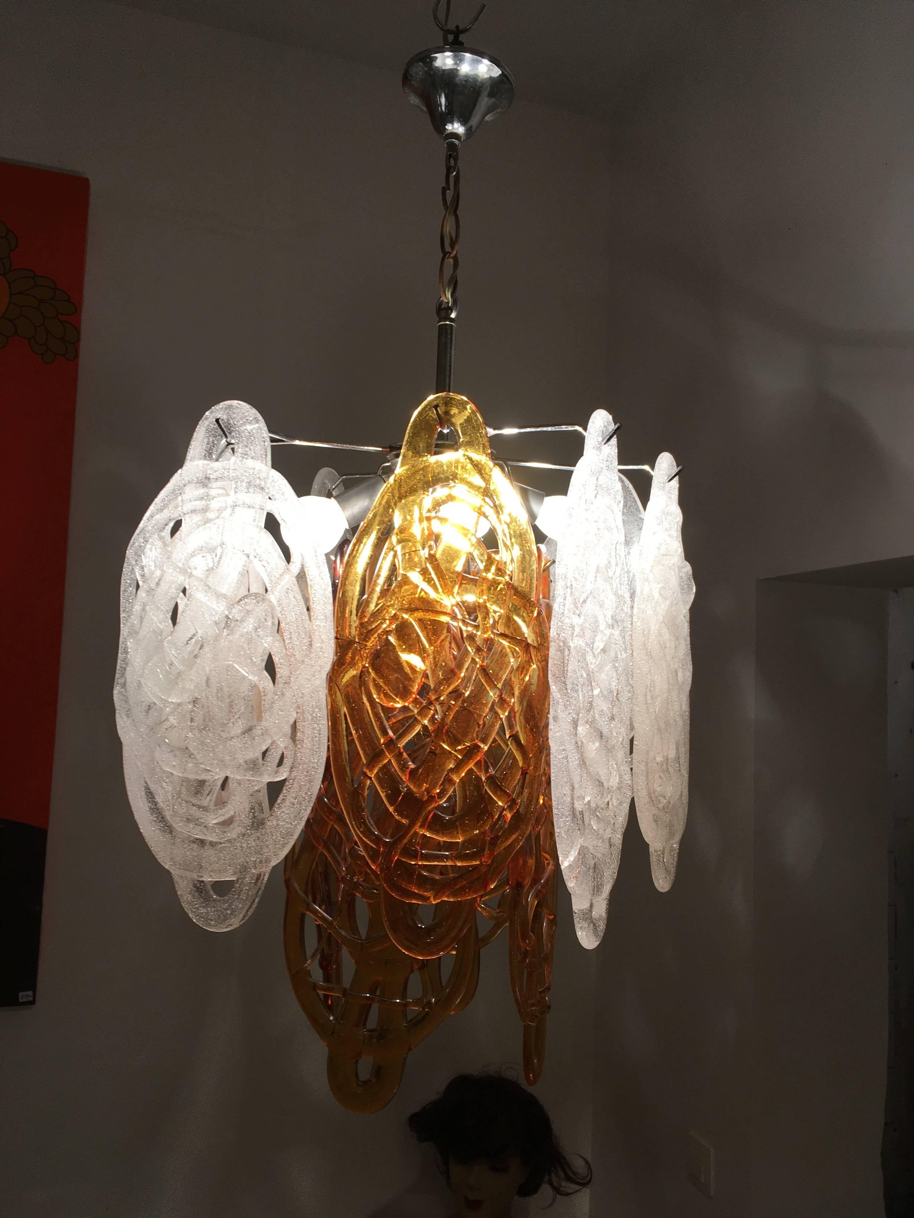 Mid-Century Modern Lampe à suspension italienne en verre de Murano brun et blanc de Vistosi, Italie en vente