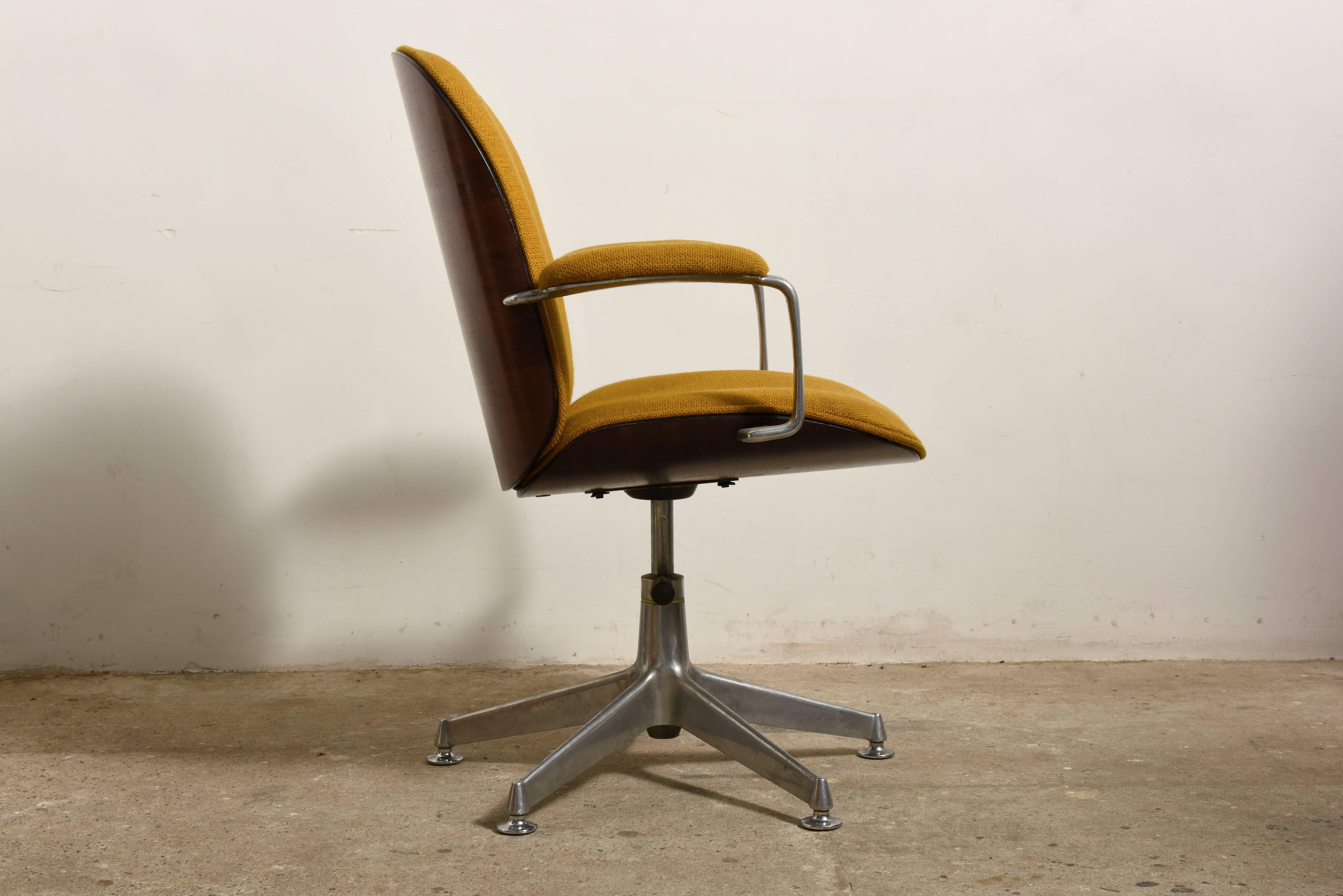 Very nice adjustable swivel desk-office chairs with armrests designed by Ico Parisi for M.I.M, Italy, Roma, 1959.
The shell of the seat and the backrest are in curved walnut plywood.
Padding and original foam lining and fabric. The base is