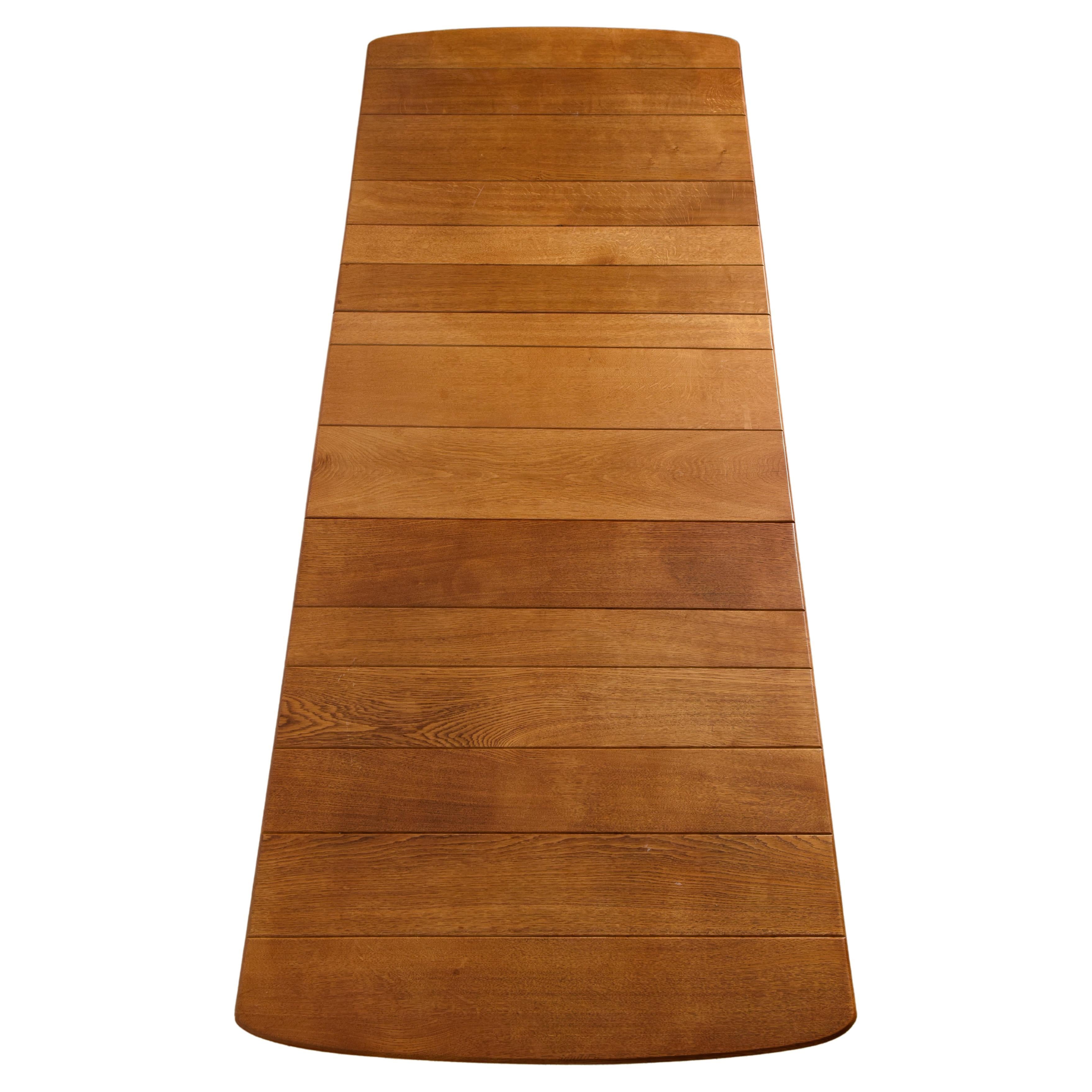 Beautiful hand crafted solid teak rectangular table to be extended with an intermediate leaf of 46 cm to a total length of 214 cm with an accent of tapered legs which gives the table an elegant look, the top of the table is a piece of solid teak