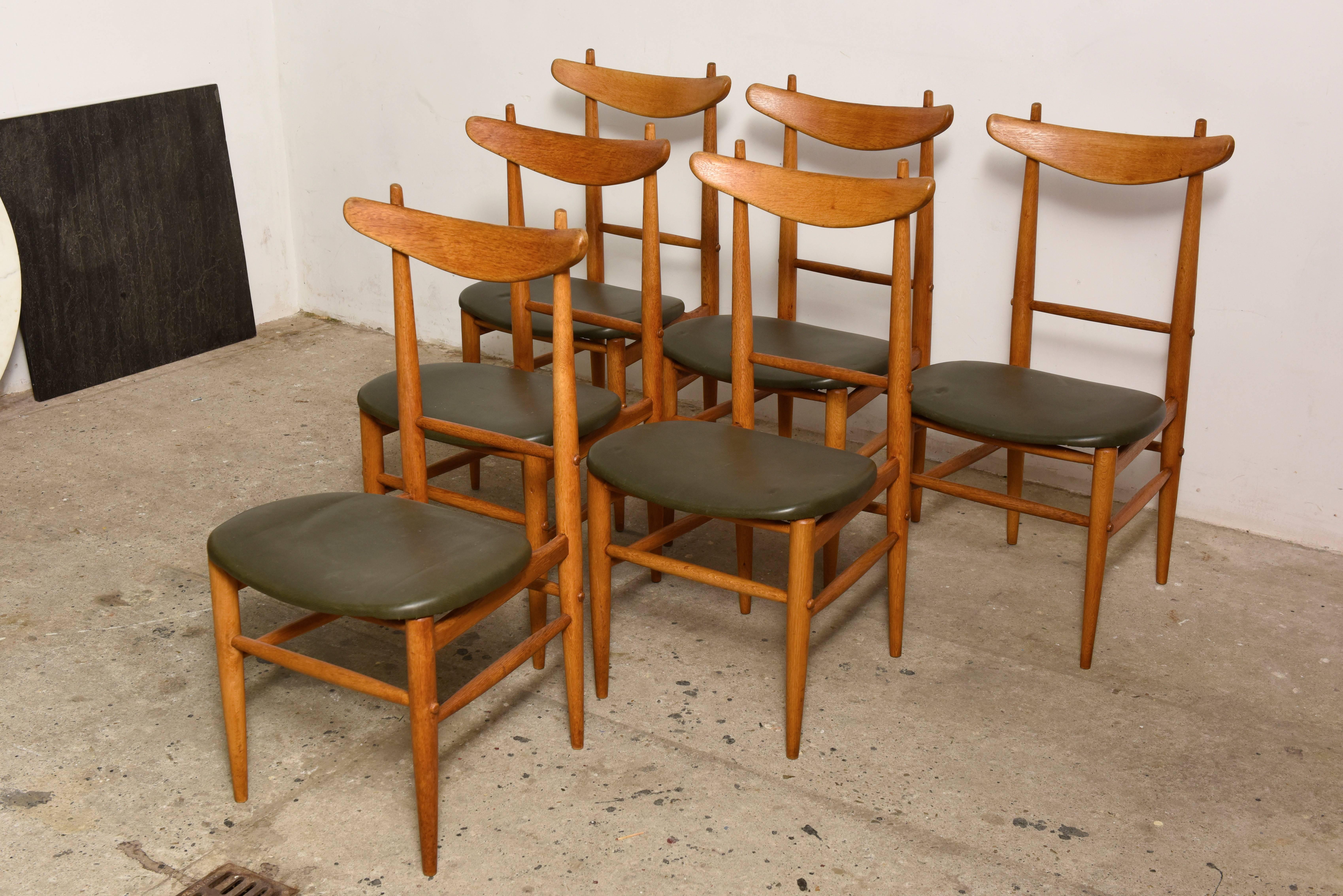 Beautiful rare set of six hand-crafted chairs in solid teak with tapered legs and a heigh backrest,early design of the Fifties.

 

With olive green leather upholstery,all in good condition.
Also available a matcing Table.