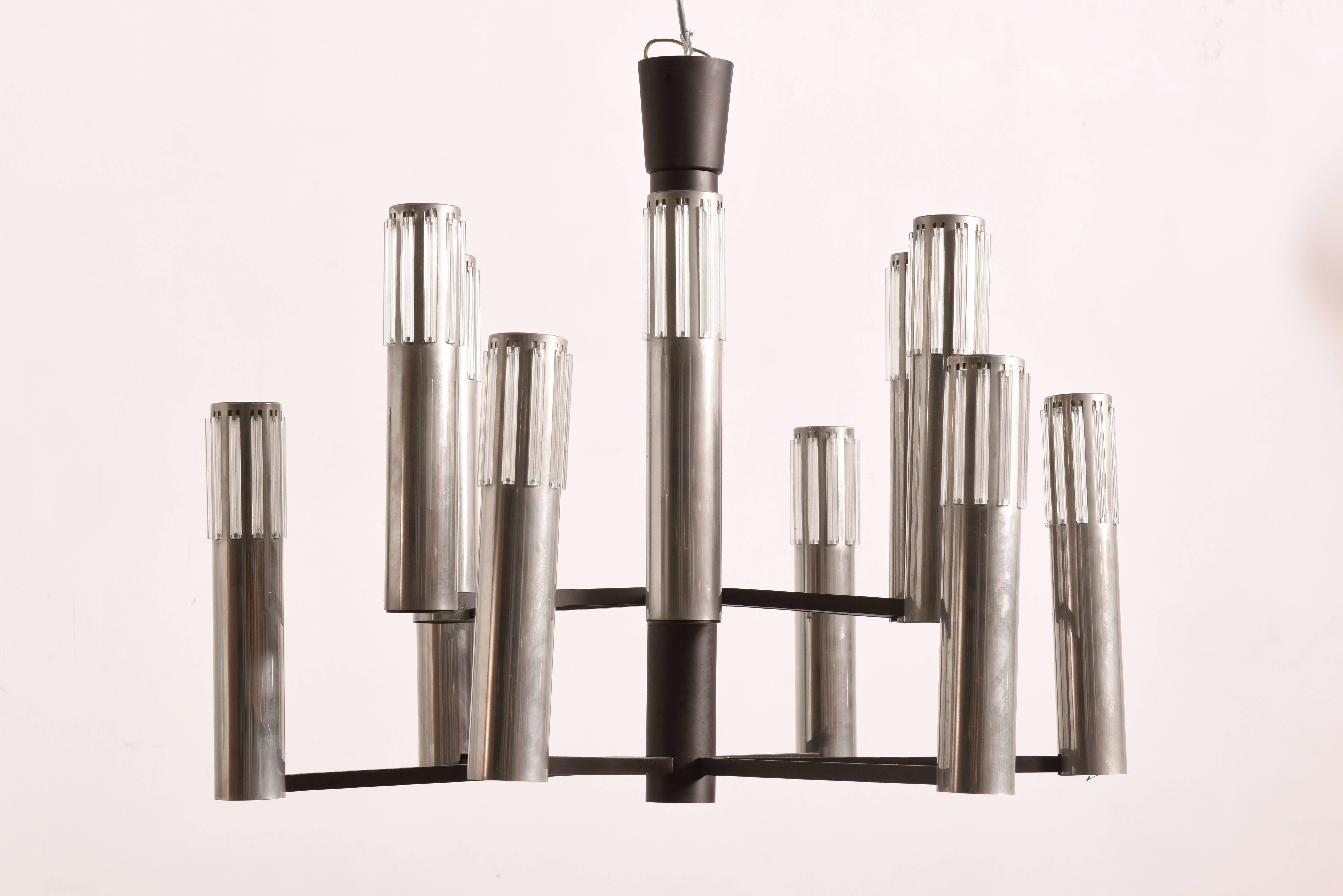 Vintage-Kronleuchter aus der Mitte des Jahrhunderts. Mit zwölf Lampen in verschiedenen Höhen. Die Schirme sind aus verchromtem Metall mit Glasstäben und schwarz lackiertem Gestell, die das Licht kontrastieren. Schöner deutscher Kronleuchter,