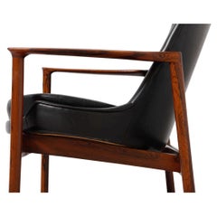 Grande sedia da salotto con schienale ad ala disegnata da Ib Kofod-Larsen, Danimarca