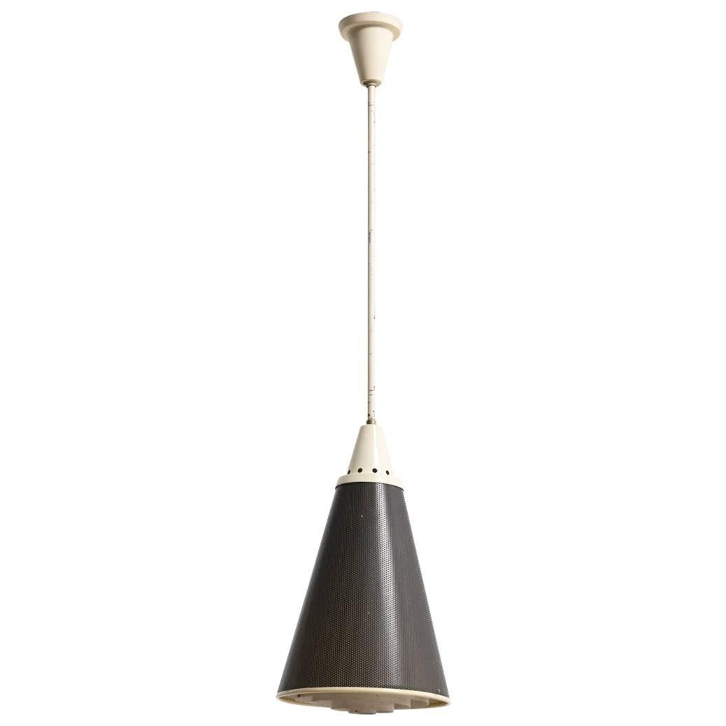 Rare modernisme néerlandais du milieu du siècle, grande lampe suspendue perforée conçue par Niek Hiemstra dans les années 1950 pour Hiemstra Evolux.
L'abat-jour est fait de métal perforé noir à l'intérieur duquel pend un anneau de lamelles qui donne
