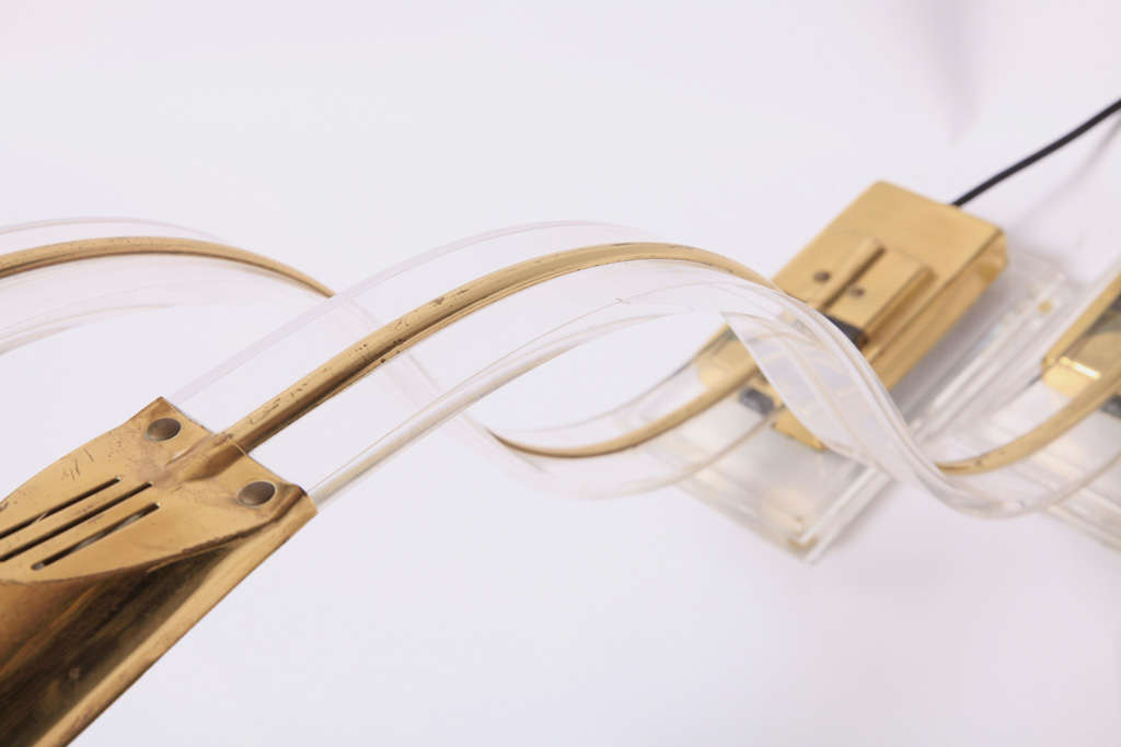 Polished Set of Two 1970s Italian Modern Brass, Lucite Desk Lamps For Sale