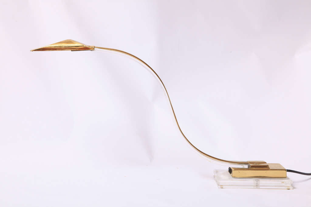 Set aus zwei modernen italienischen Messing- und Lucite-Schreibtischlampen aus den 1970er Jahren im Zustand „Gut“ im Angebot in Antwerp, BE
