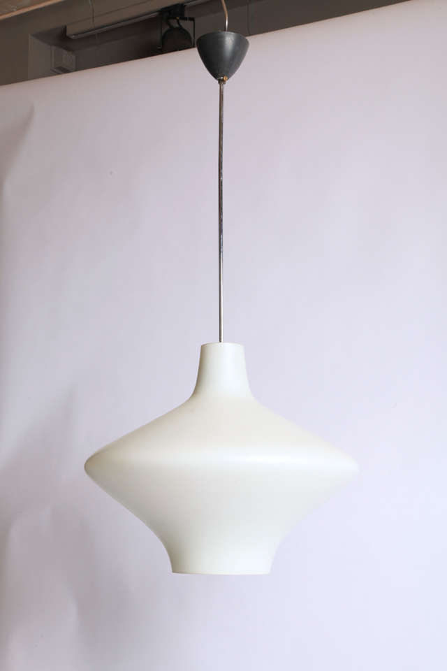 Pendagli cromati in stile Mid-Century Modern con vetro opalino satinato. Queste sfere di vetro opalino a forma di 
