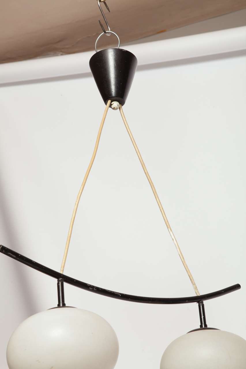 Fait main Lampe à suspension en forme de globe en opaline, style japonais, Jean Rispal, France en vente
