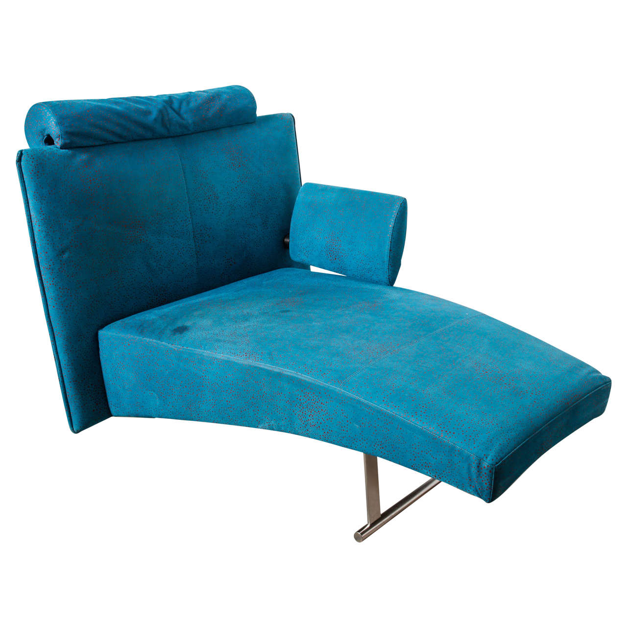 Postmodern design in Memphis style chaise lounge, couche, settee, daybed and loveseat! Steel chrome legs, upholstery blue velvet with aubergine spots and 1980s feathers print motif cushions. Good condition.