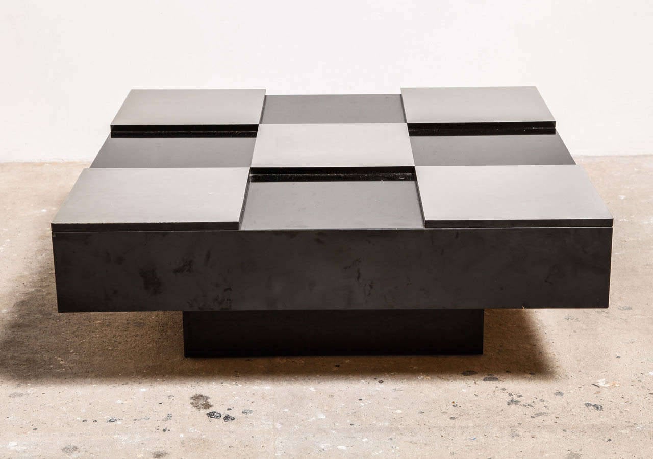 Quadratischer, niedriger Couchtisch aus den 1970er Jahren mit gebürsteten Aluminiumblechen und schwarz laminierter Sperrholzplatte, Holzsockel schwarz laminiert.
 