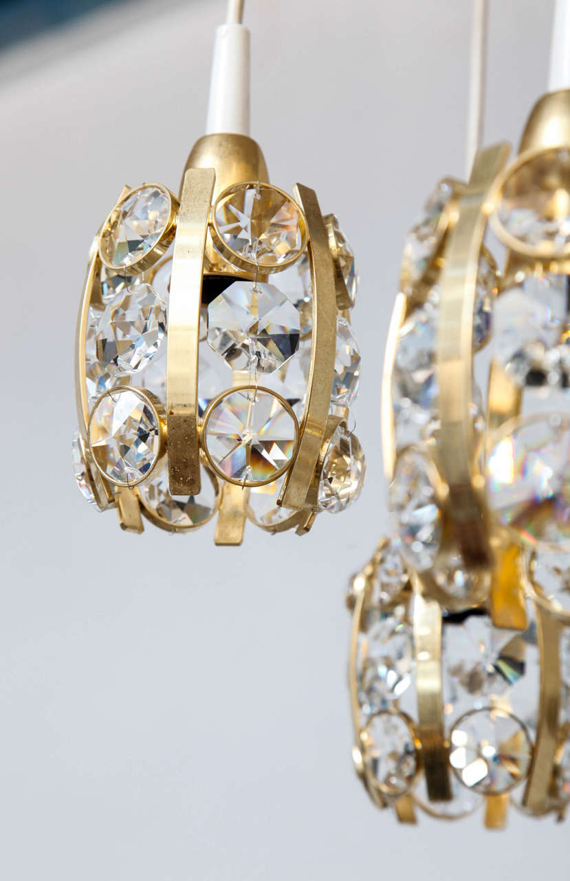 Sechs-Messing-Kronleuchter mit vergoldeten und diamantförmigen Kristallen aus Sechs (Moderne der Mitte des Jahrhunderts) im Angebot