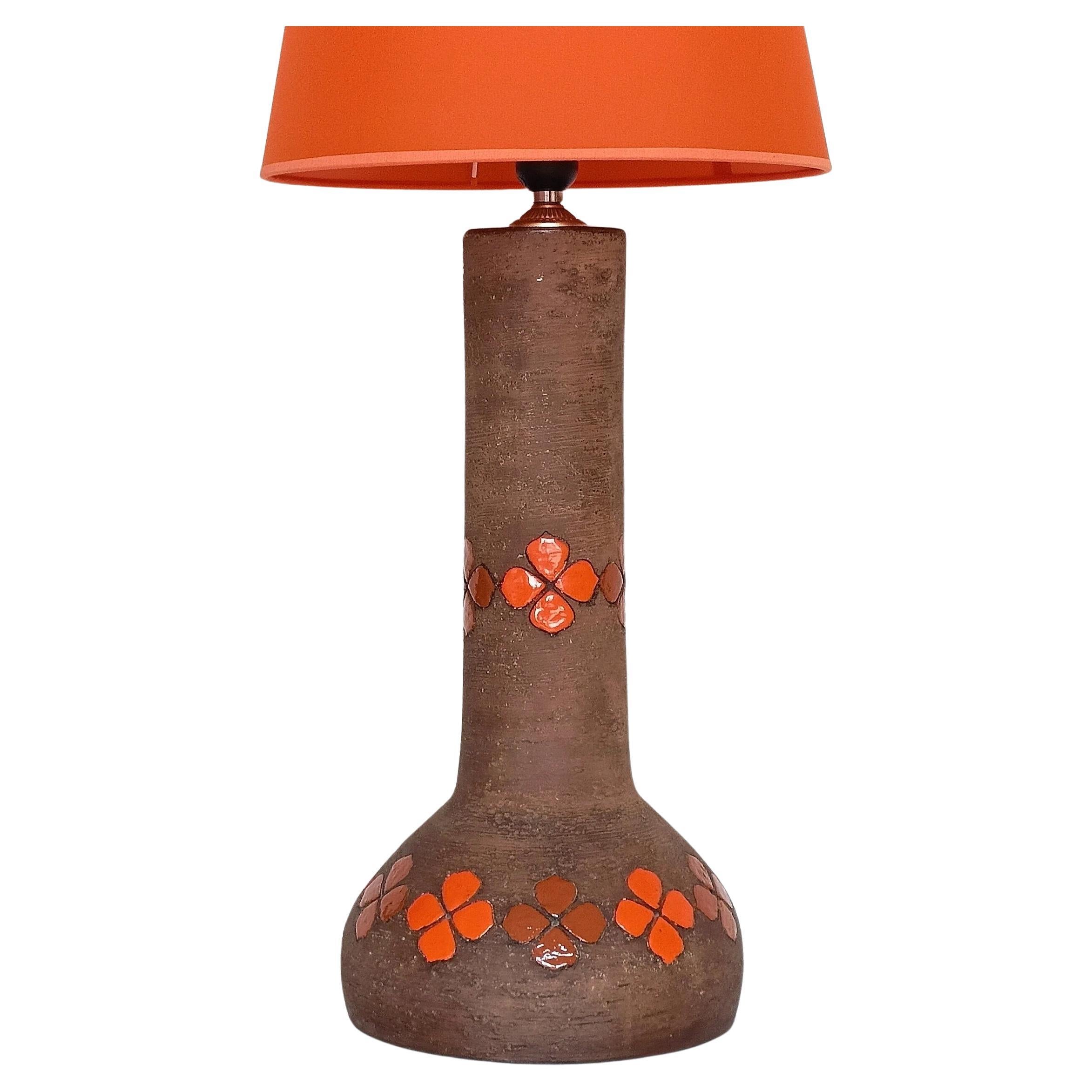 Questa lampada da tavolo in ceramica di Aldo Londi for Bitossi Mid Century Modern presenta la classica superficie ruvida - una firma della casa Bitossi durante il periodo del Mid Century - e la rarissima decorazione 