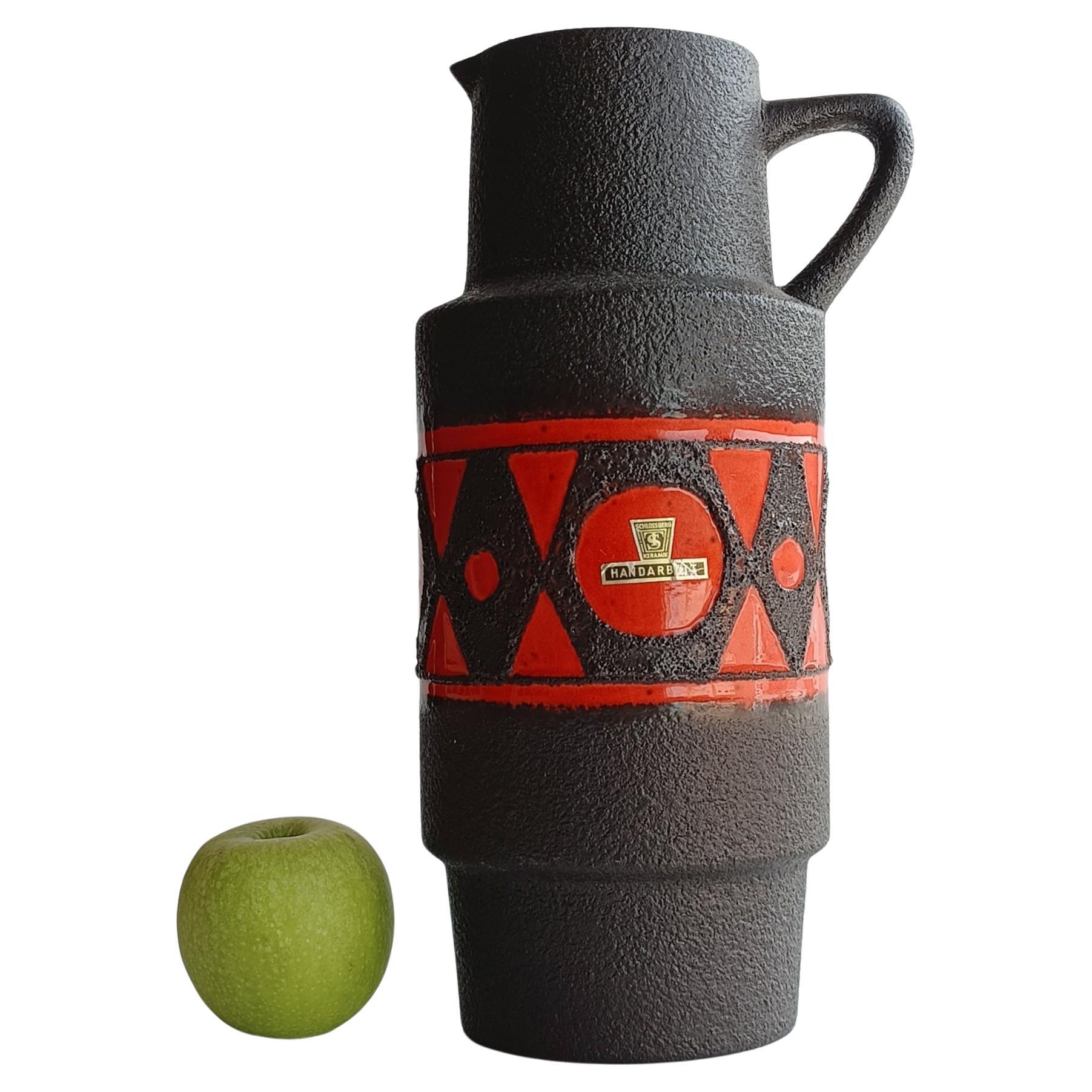 Diese Schlossberg-Krugvase, Form 279-35, ist ein bemerkenswertes Beispiel westdeutscher Keramik aus den 1970er Jahren. Diese Stücke zeichnen sich durch ihre kühnen Formen, leuchtenden Farben und ausdrucksstarken Glasuren aus, die oft lavaähnliche