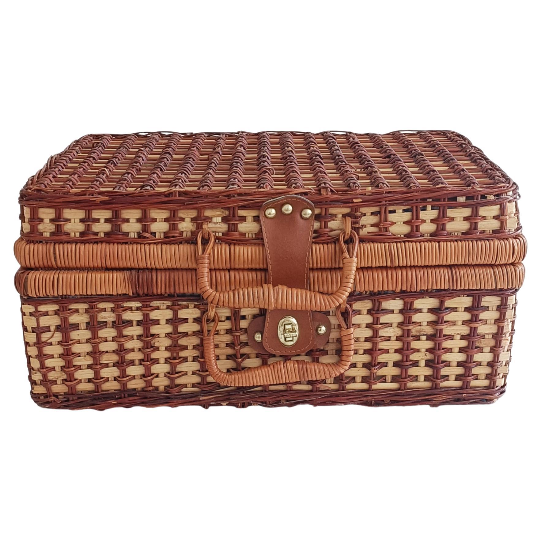 Magnifique panier/caisse à pique-nique vintage du milieu du siècle. En très bon état car il n'a jamais été utilisé. 

Doublé d'un tissu vichy bleu et blanc. 

Fabriqué par un fabricant inconnu en France vers les années 1940/50 

Refait à neuf avec