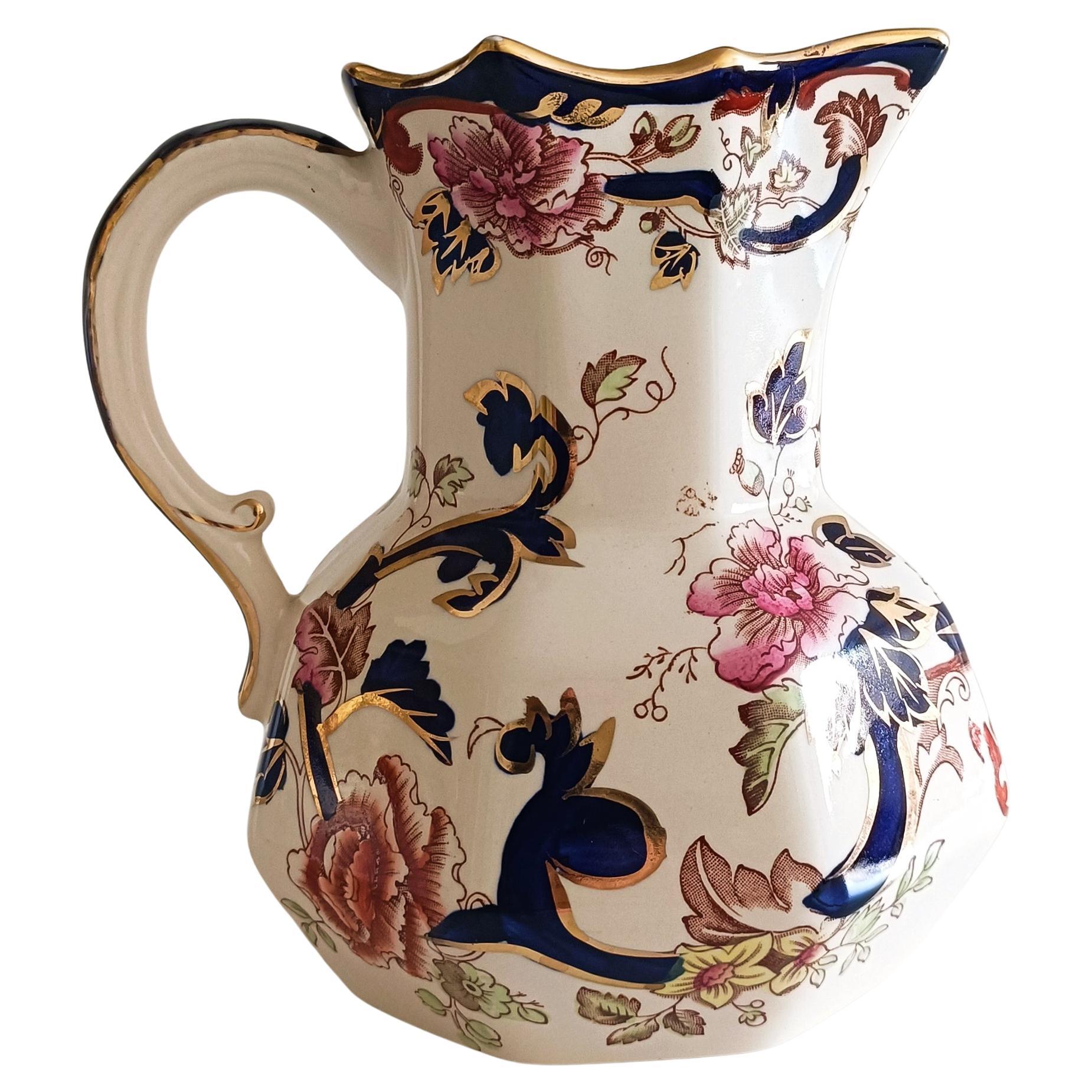 Añade un toque de elegancia atemporal a tu mesa con esta impecable jarra para natillas Mason's Ironstone, decorada a mano con el apreciado motivo Mandalay de principios del siglo XIX. 

Los vibrantes colores y el intrincado diseño floral capturan el