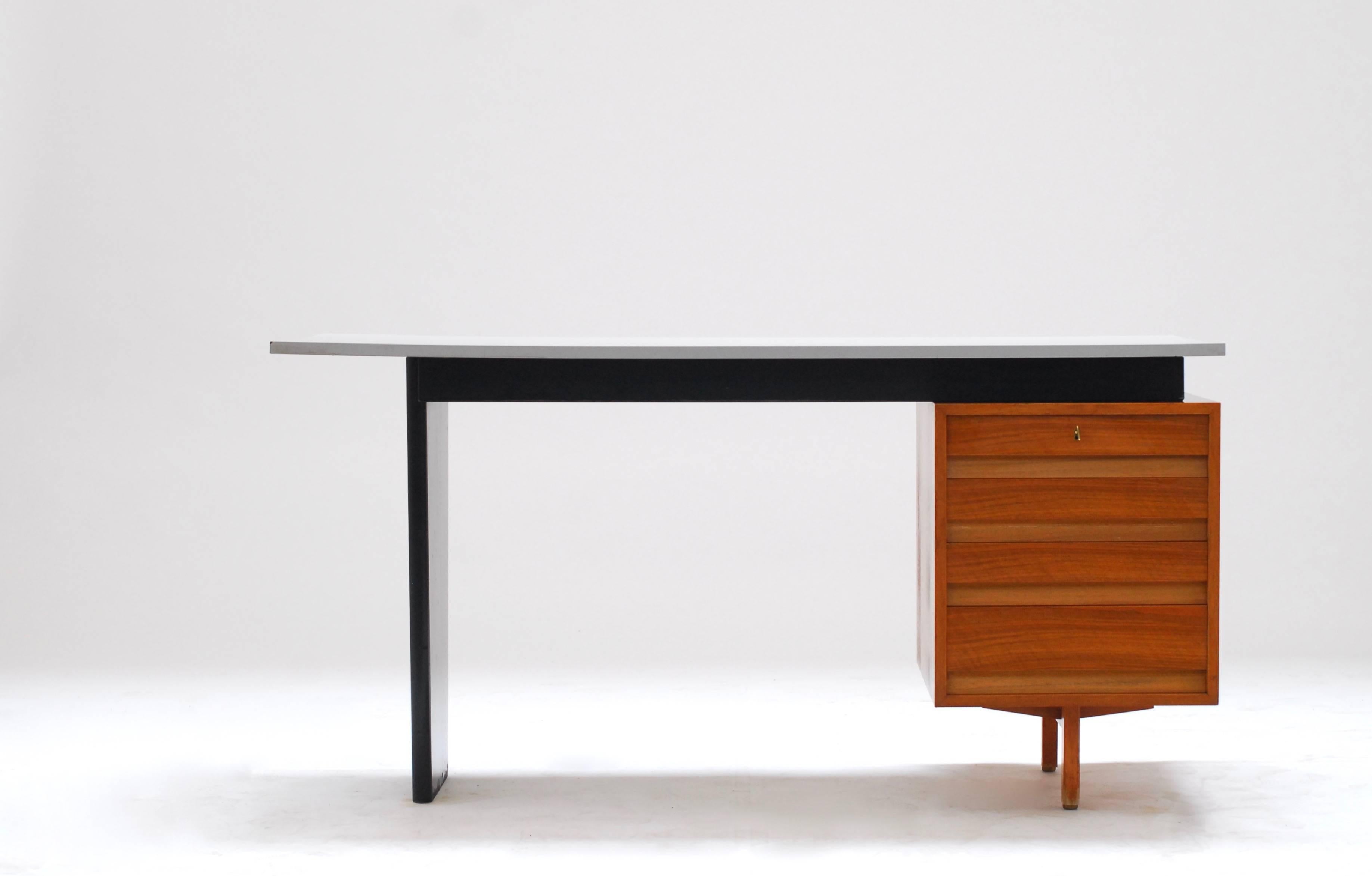 Unusual and rare desk by Jos De Mey for the company Van Den Berghe -Pauvers. With it's small proportions the desk is very practical and easy to position in a space.
The assymetrical design and the contrasting colors on the other hand give a very