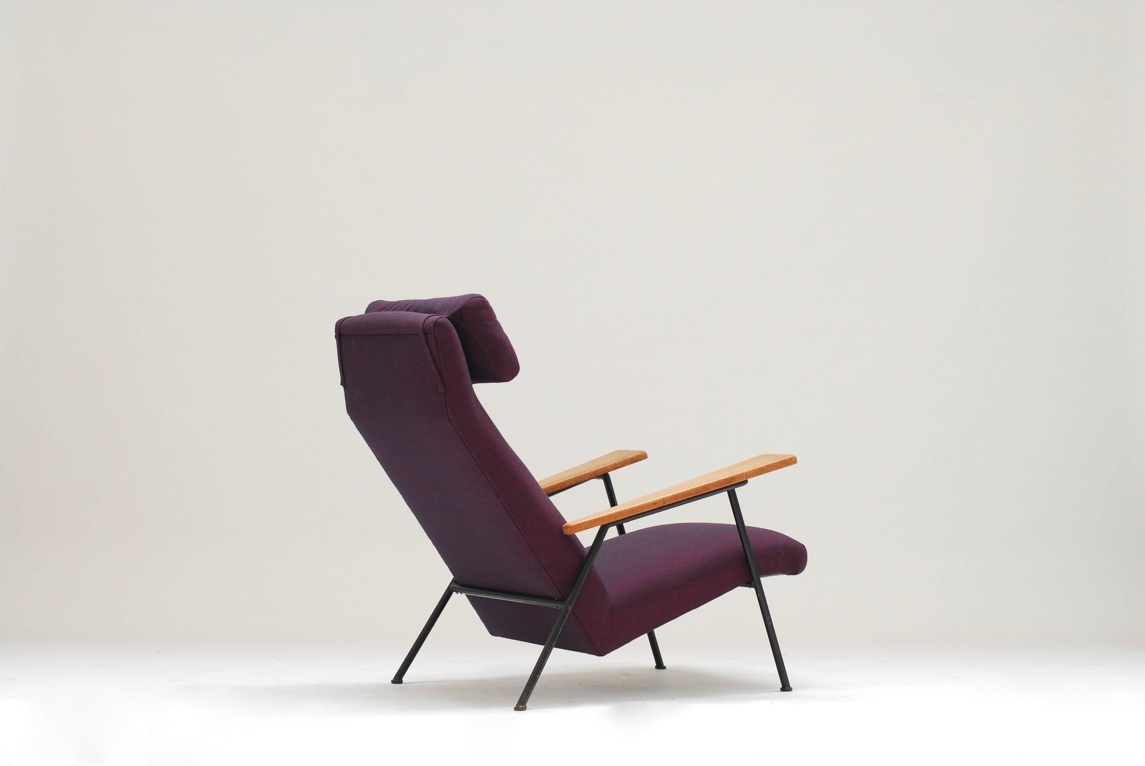 Truly highly comfortable and newly garnished armchair from the mid-1950s. The steel frame is hand welded and well designed. The trapeze shaped form of the armrests in solid light oak are amazing. This design makes me think about the traditional Hans