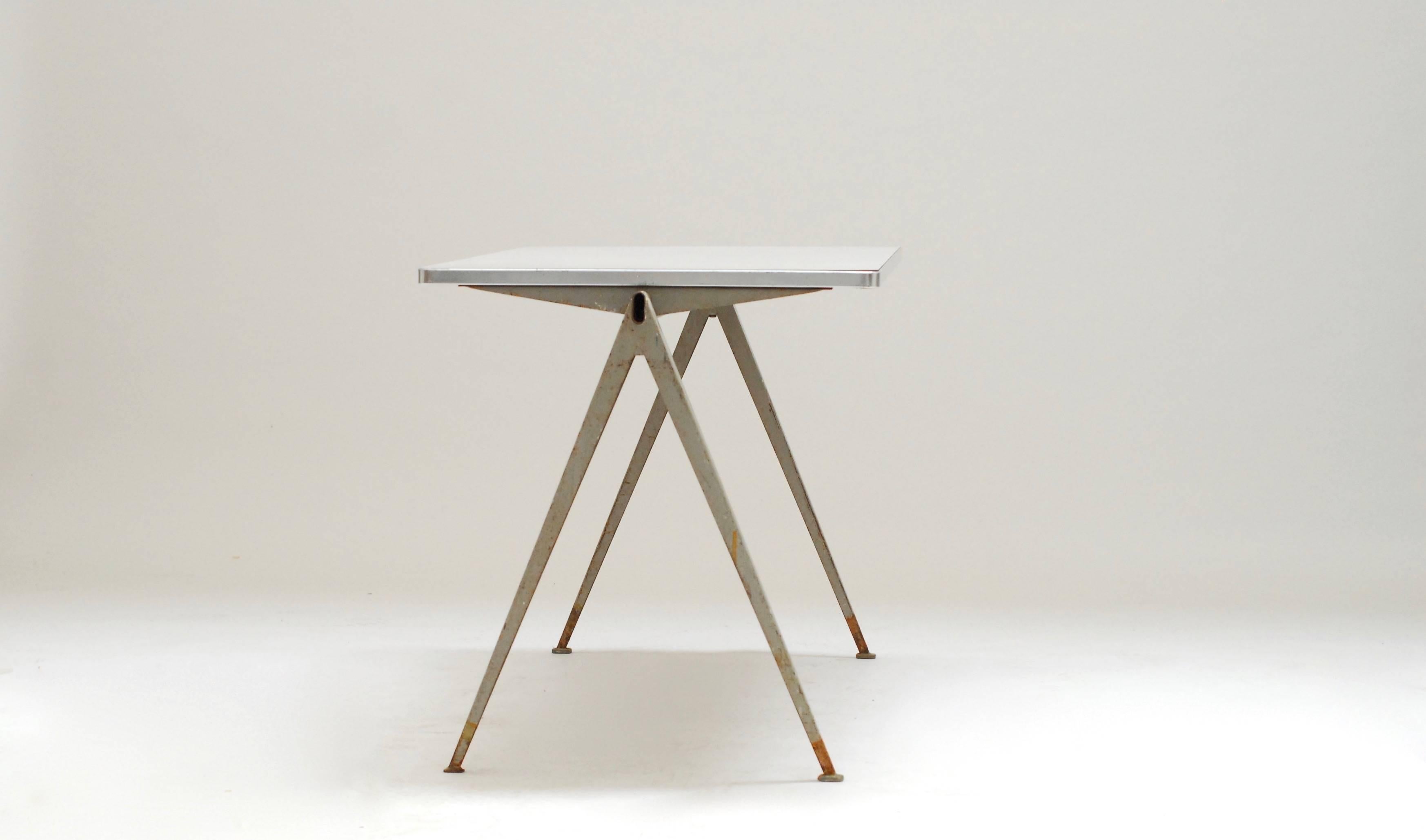 Lacquered 1960 Pyramid Table by Wim Rietveld for Ahrend de Cirkel For Sale