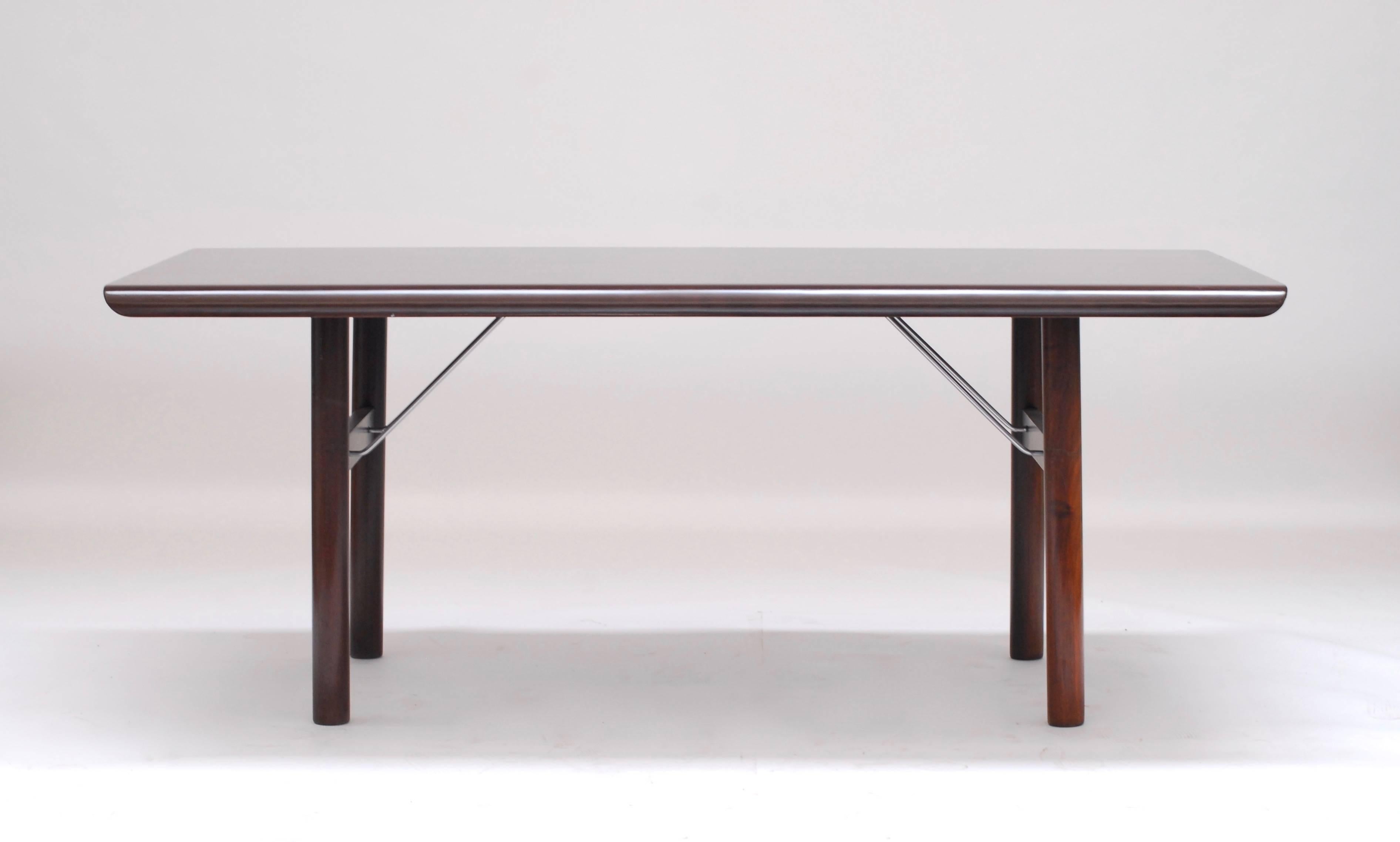 An outstanding dining rosewood table named "GAPI", which was a product manufactured by Anonima Castelli many years ago and no longer in production. "GAPI" stands for Gamberini & Piretti, i.e. a table by the two designers from