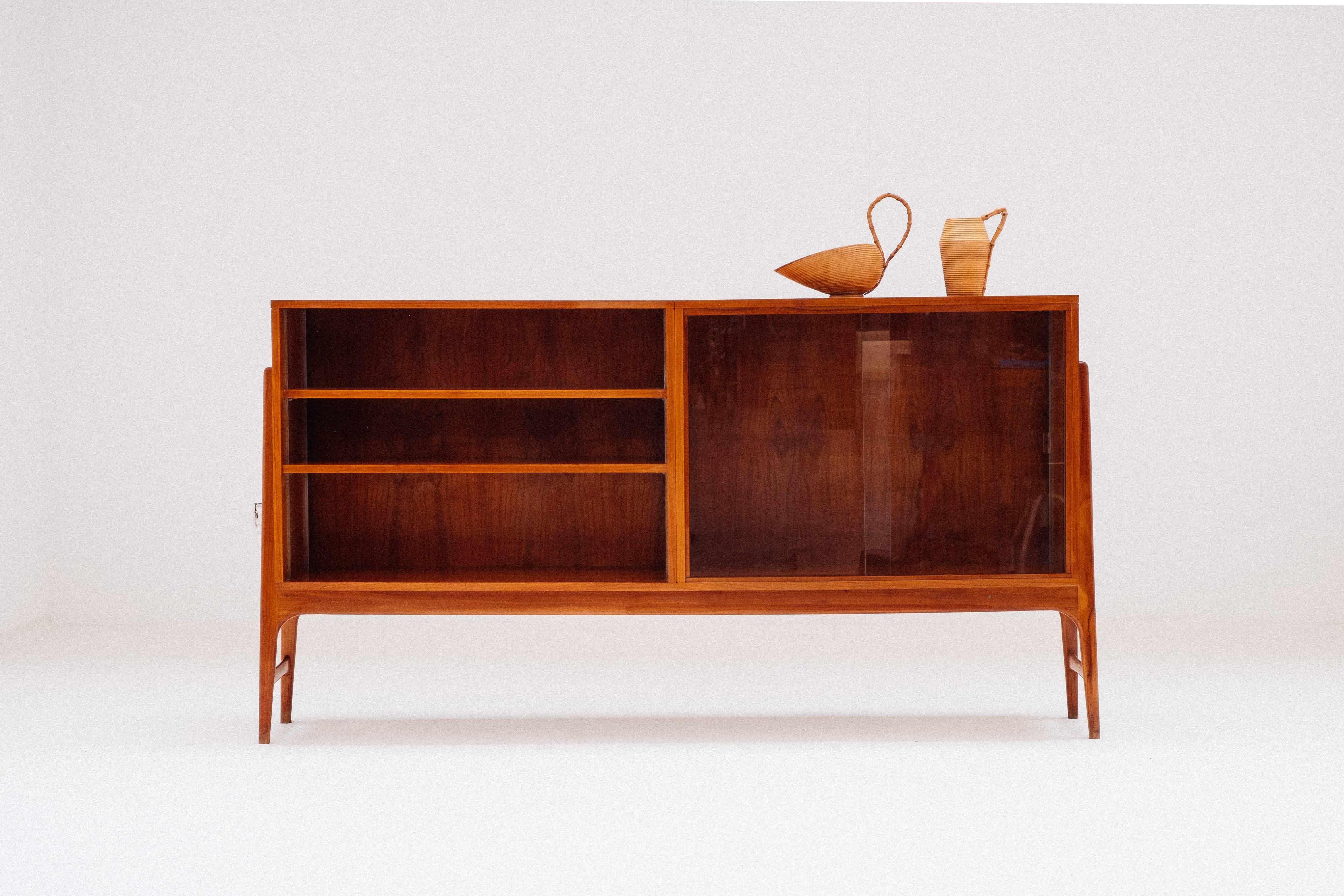 Great custom-made cabinet by Alfred Hendrickx for Belform. This commissioned piece is entirely made in cherrywood, instead of the standard bubingawood and ebonies legs.
Very practical piece regarding it's fine proportions and measurements.