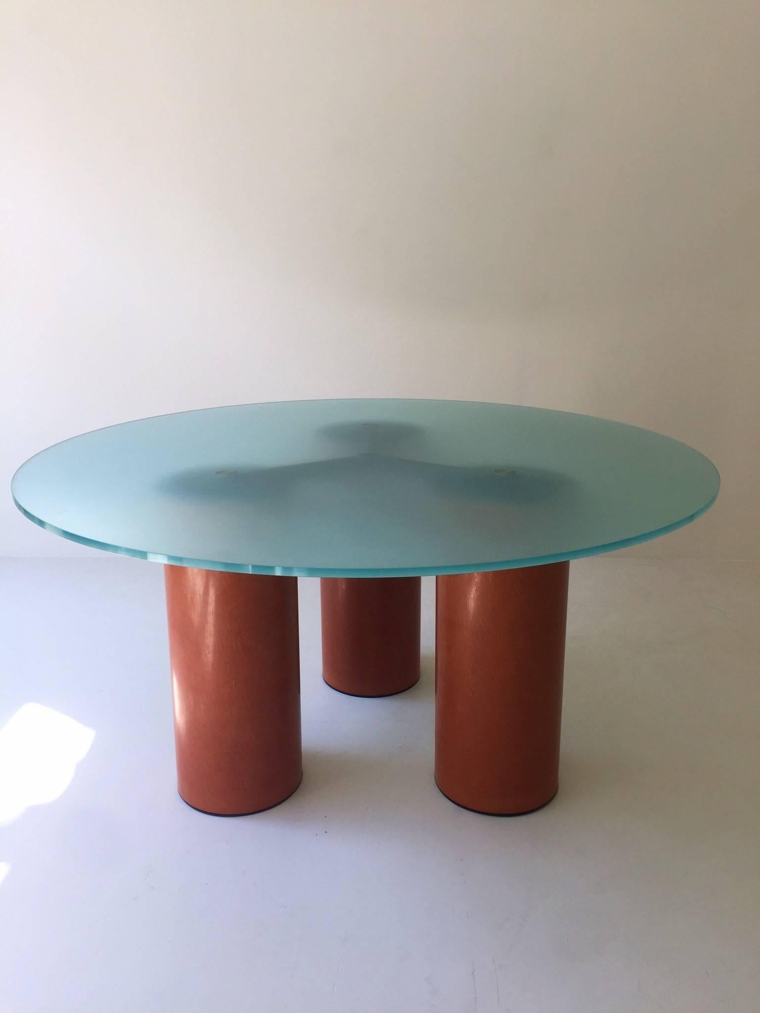 Very remarkable rare table designed for Acerbis. The table received numerous prices for its combination of traditional craftsmanship and elegant timeless approach in it's design.

This three legged version is out of production as also the
