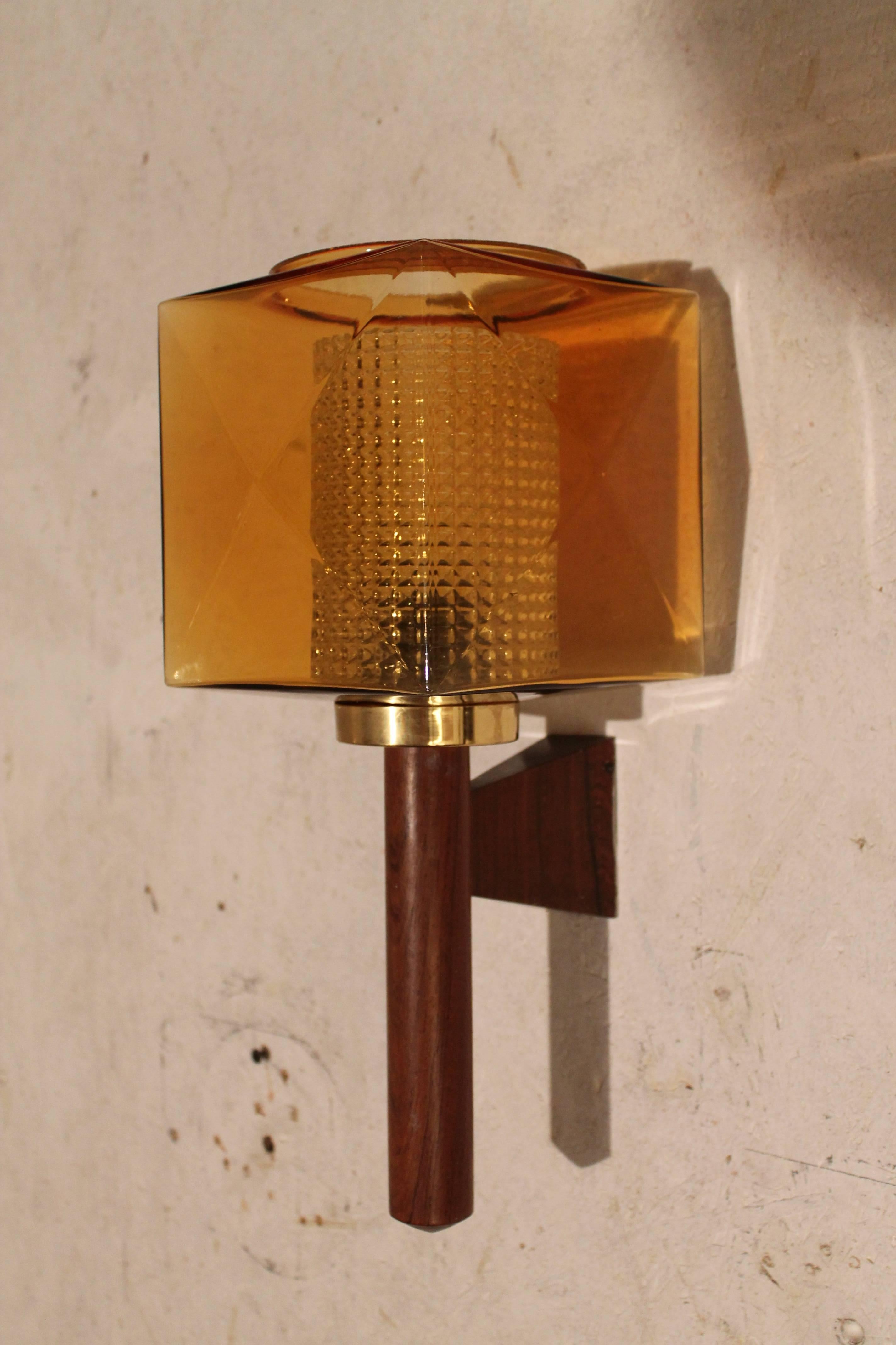 A very nice elegant pair of wall lamps by Carl Fagerlund for Orrefors glass, 1950s

perfect condition

crystal glass and rosewood 

also wired for US use.
