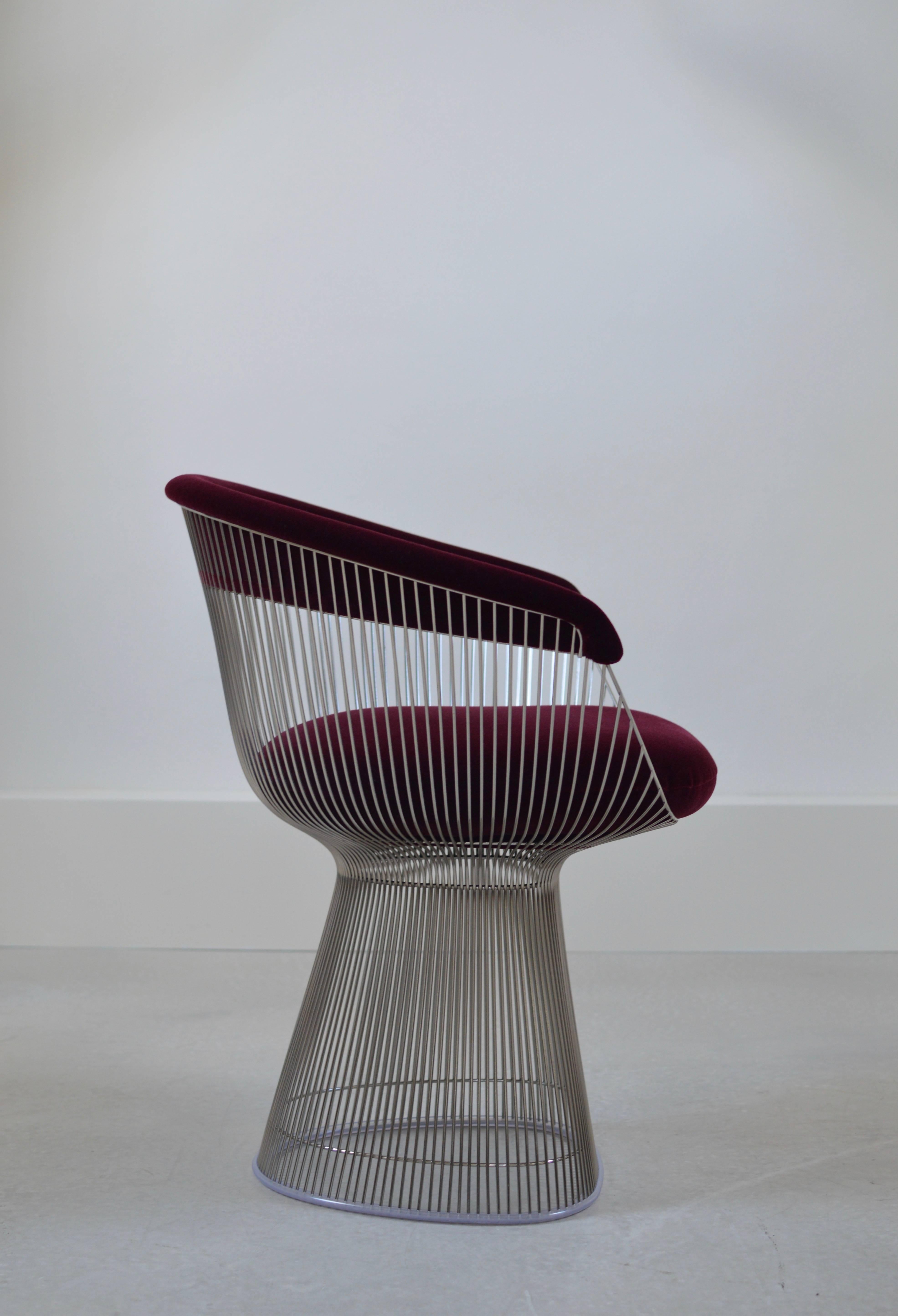 Skulpturaler und ikonischer Beistell-/Esszimmerstuhl aus Draht von Warren Platner für Knoll International. 
Gestell aus vernickeltem Stahldraht mit 1000 Schweißnähten und einer Polsterung aus Mohair 'Knoll Velvet' in der Farbe Burgund 
   