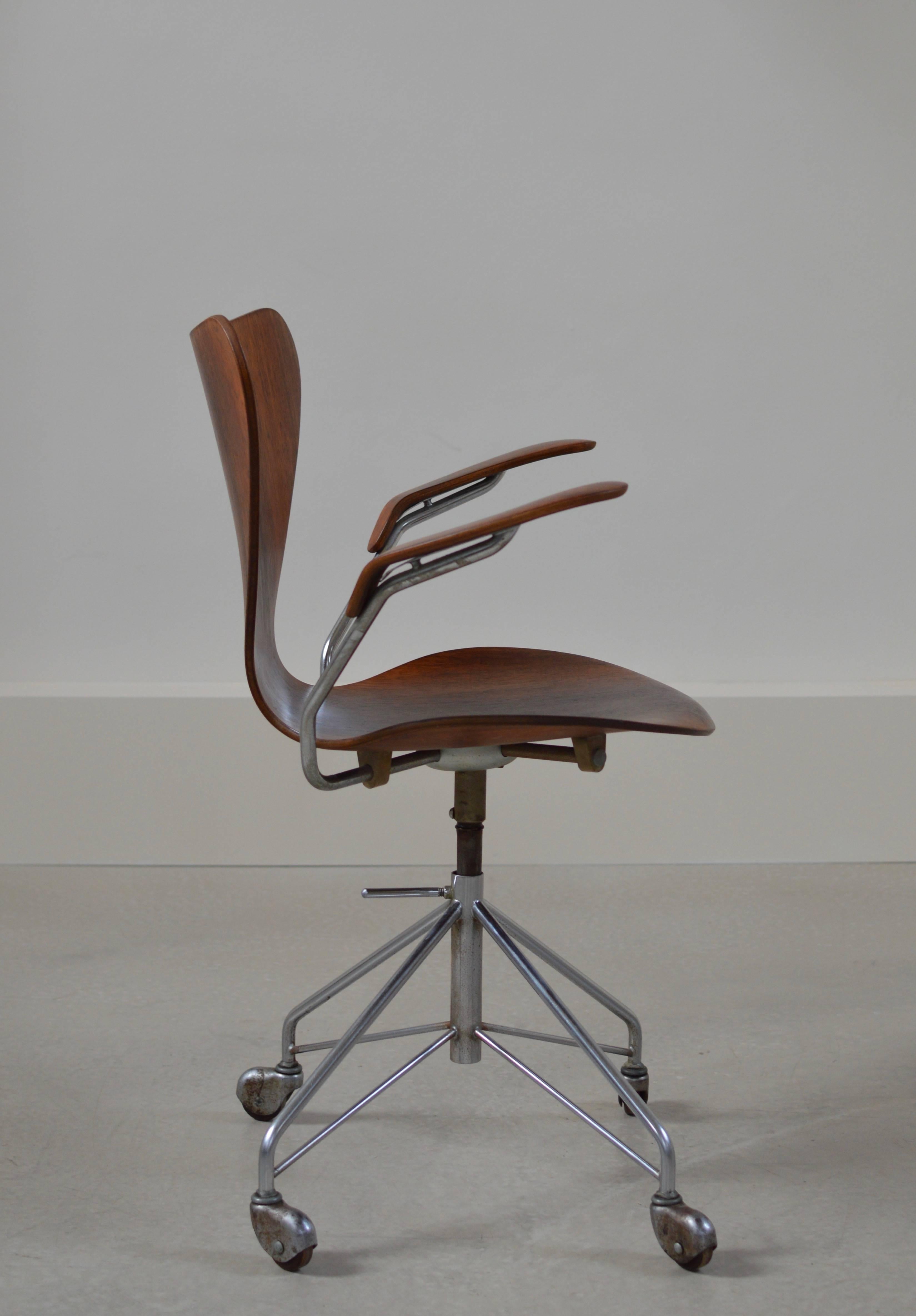 Very rare rosewood first edition swivel desk chair with armrests, model 3217 with first production type zinc finished swivel base. These zinc finished bases are first production series and pre production to the later used chrome finished