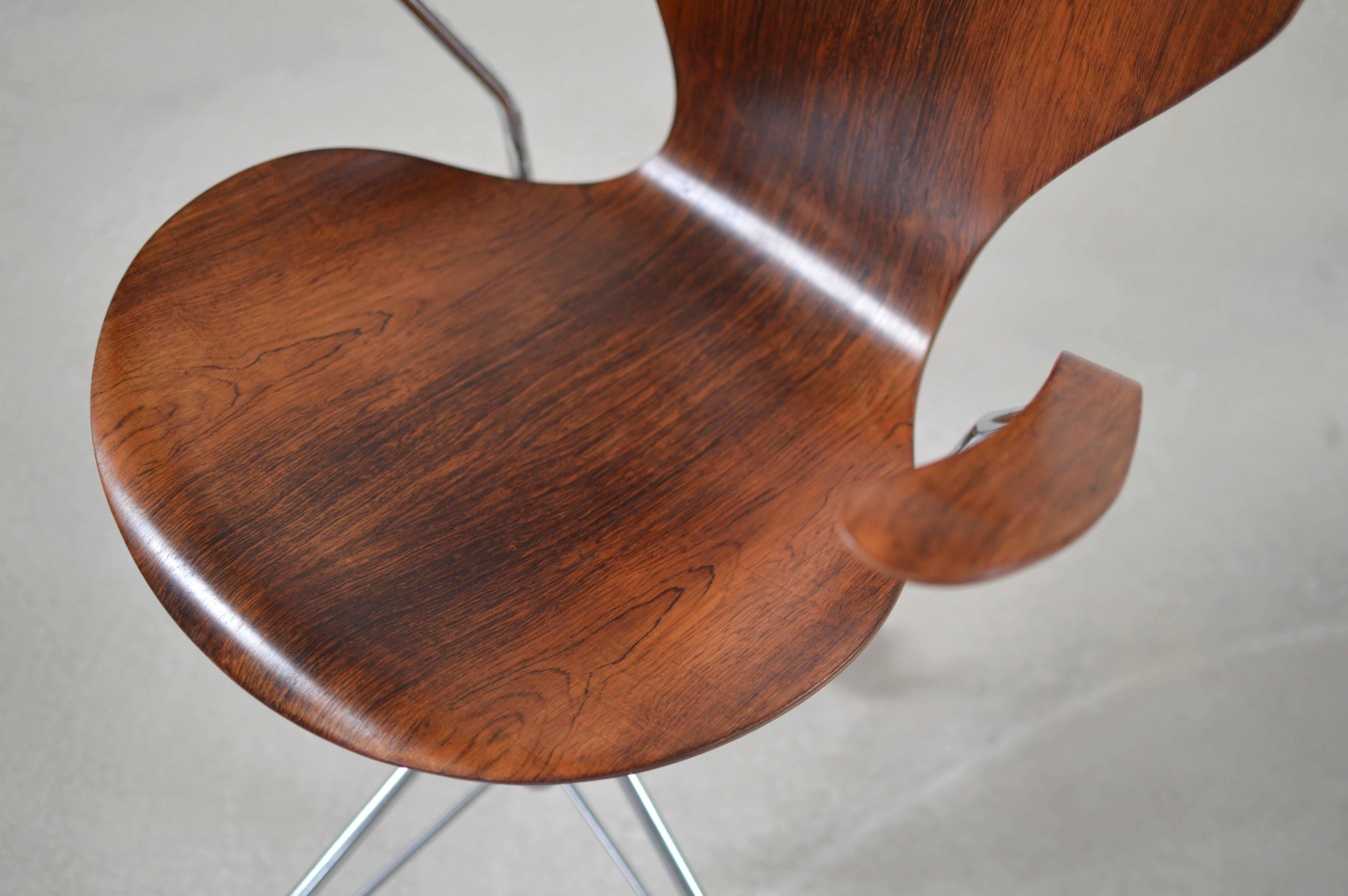 Rare First Production Series Rosewood Arne Jacobsen Desk Chair In Good Condition In Utrecht, NL