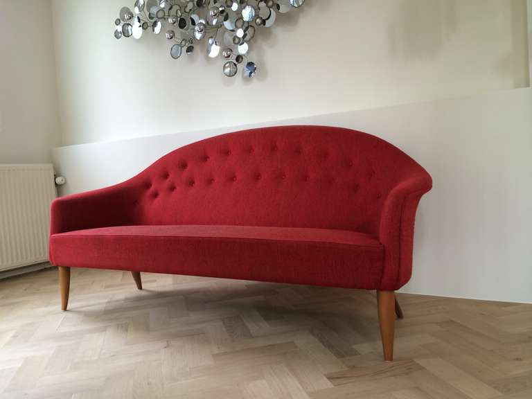 'Paradiset' (Paradise) sofa by Swedish designer Kerstin Hörlin-Holmquist
for Nordiska Kompaniet (NK) in all original condition, upholstered in a red wool fabric with black thread.
Part of a seating series, called 'Triva', amongst this sofa there